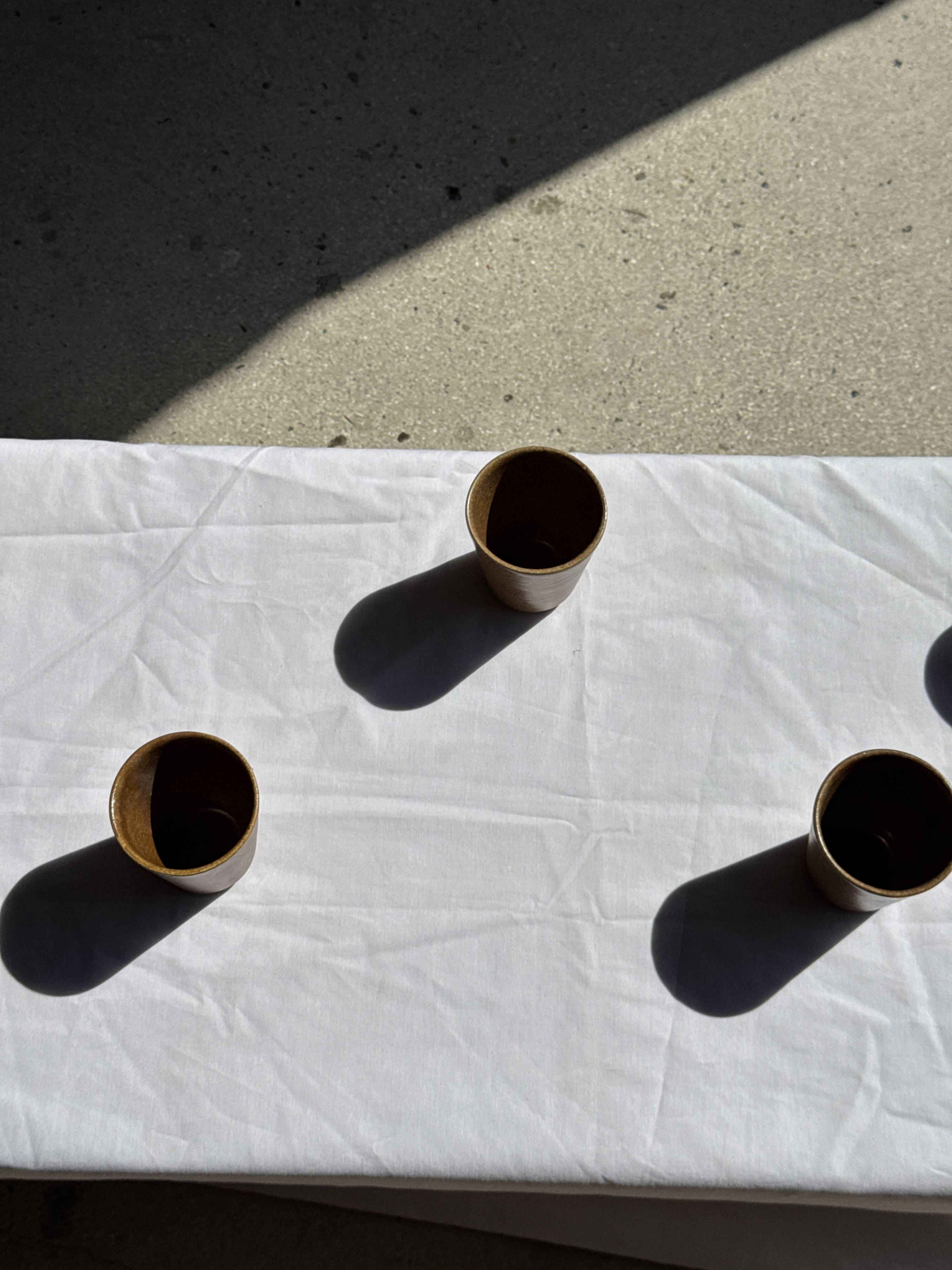 Lot de 5 tasses/mugs vintage en grès émaillé brun miel Grès Village H9 D8