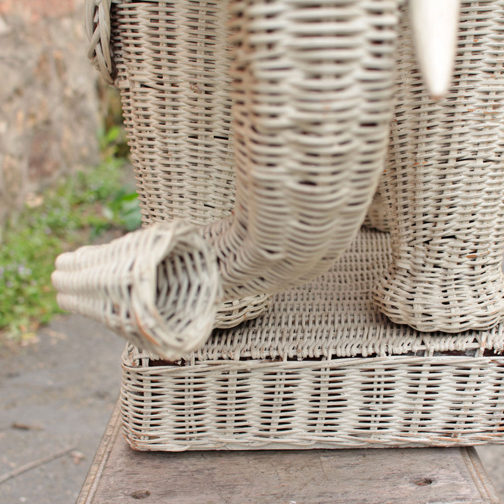 Vintage rattan elephant couch tip