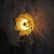 Applique murale fleur composée de pétales en rotin et broderie nude