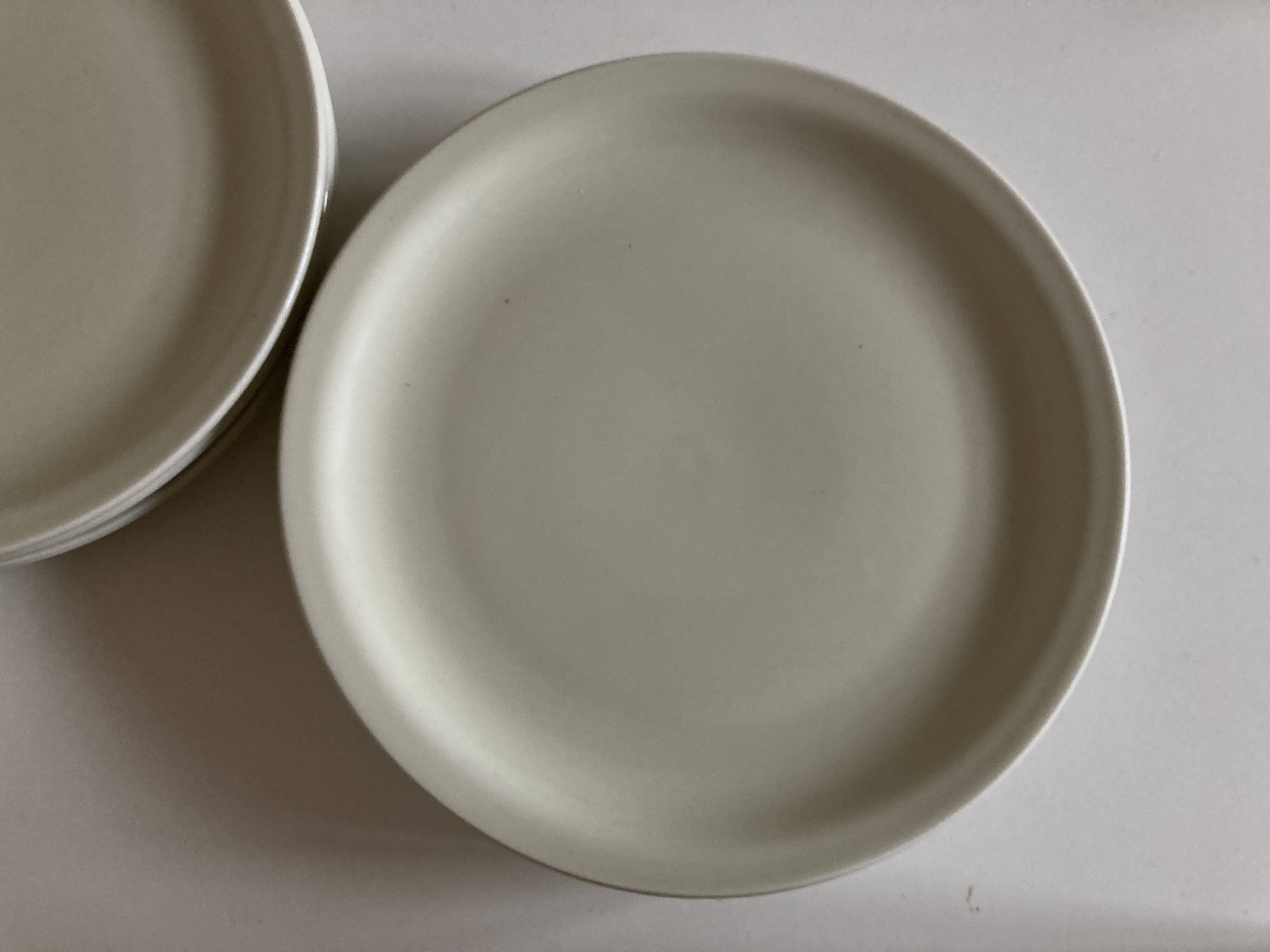 Set of 7 Scandinavian modernist flat plates in ivory earthenware
