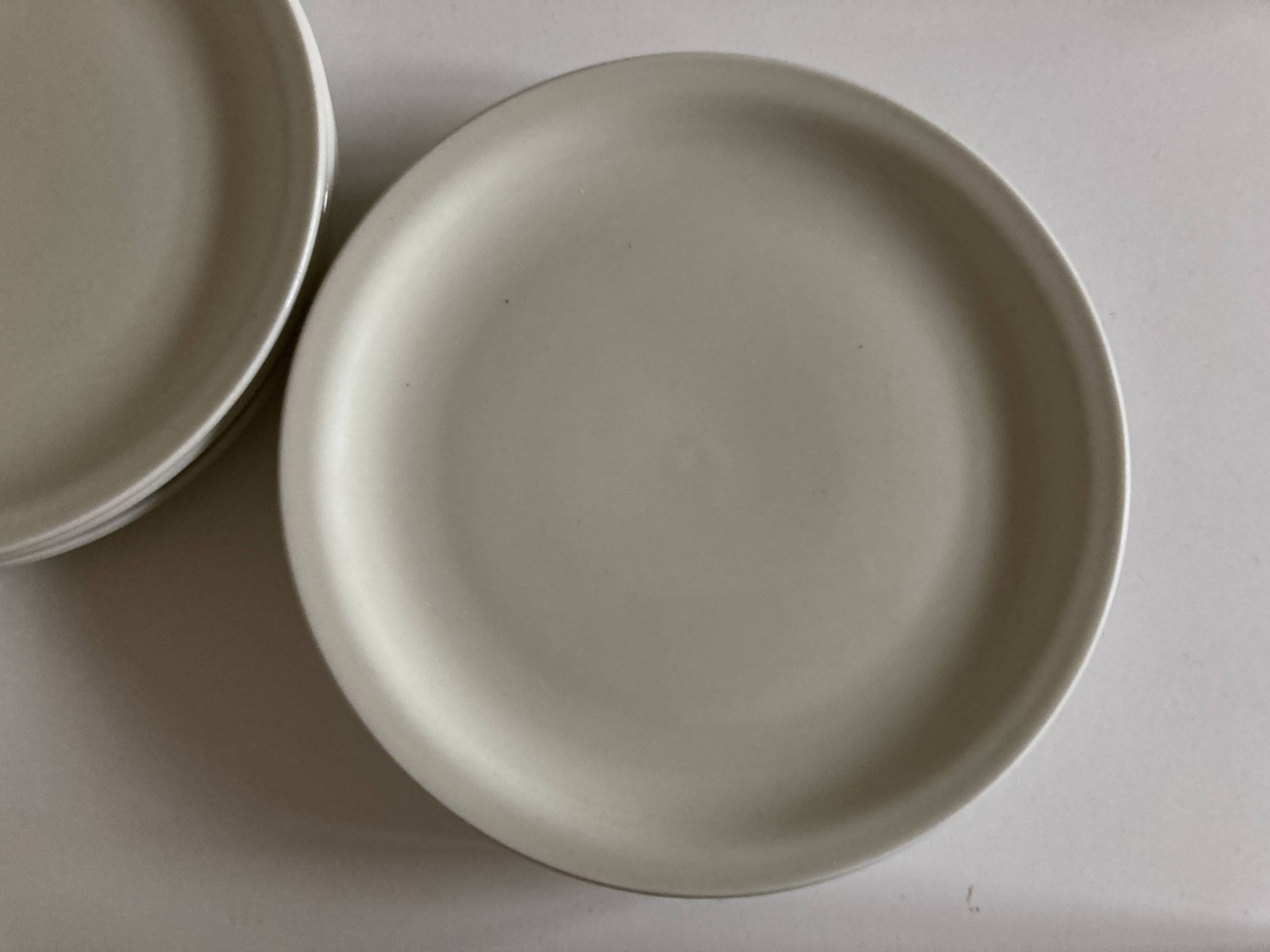 Set of 7 Scandinavian modernist flat plates in ivory earthenware