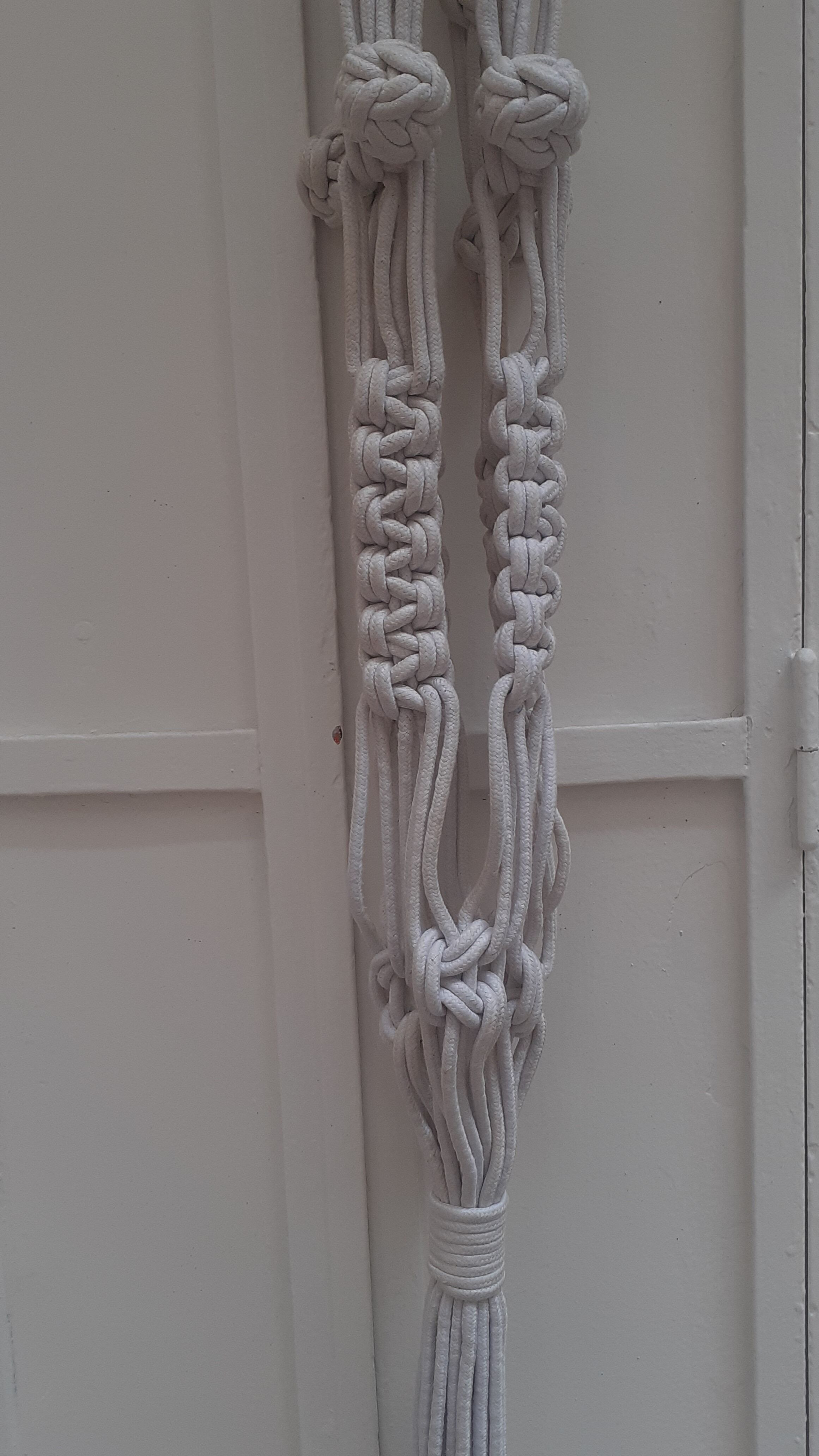 Vintage suspension in macramé