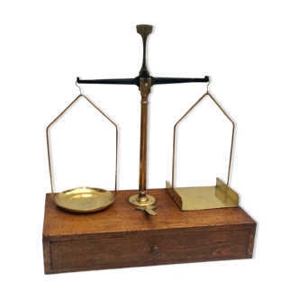 Old bronze and brass scale equipped with its weight-size box:H-52cm-L-48.5cm-Pr-24,