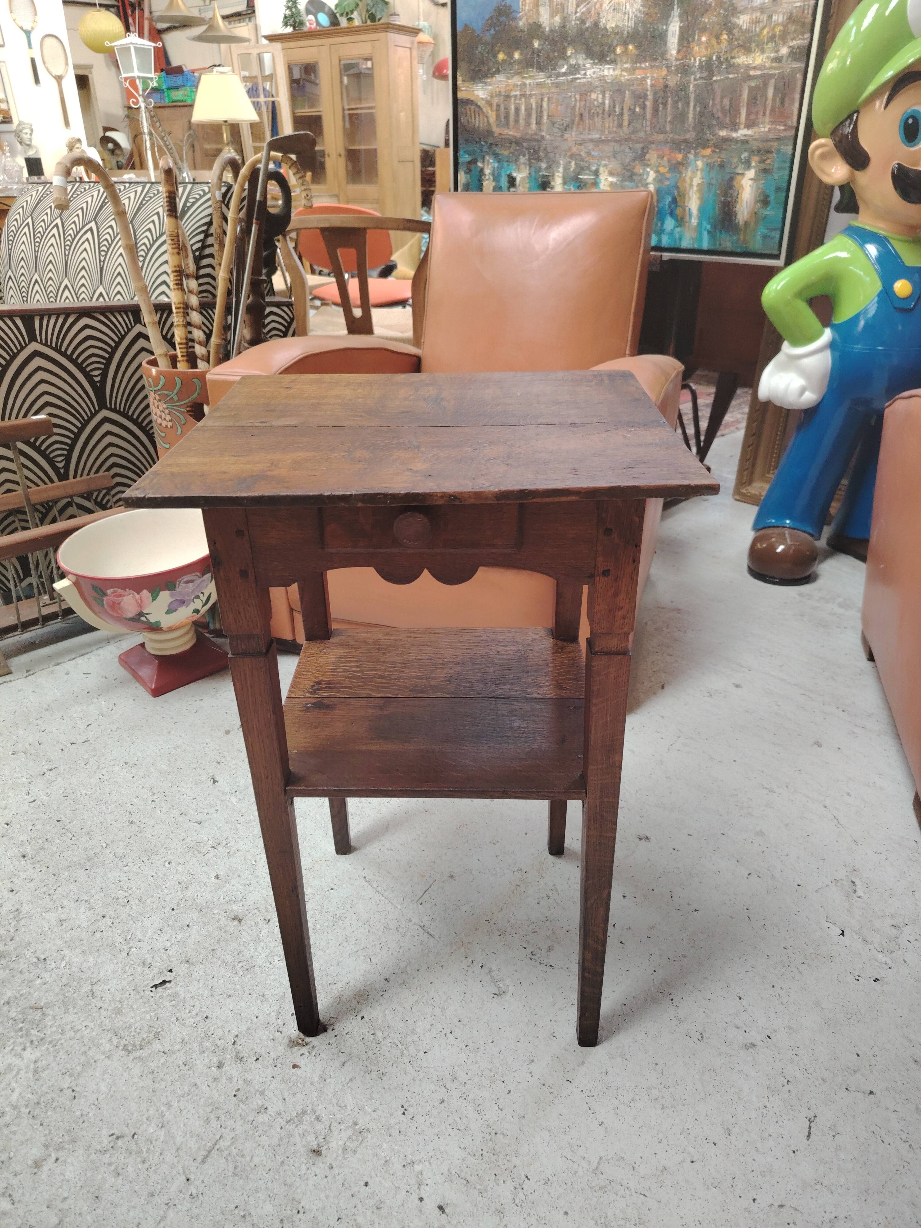 Petite table d'appoint rustique en chêne massif avec tiroir début XXe