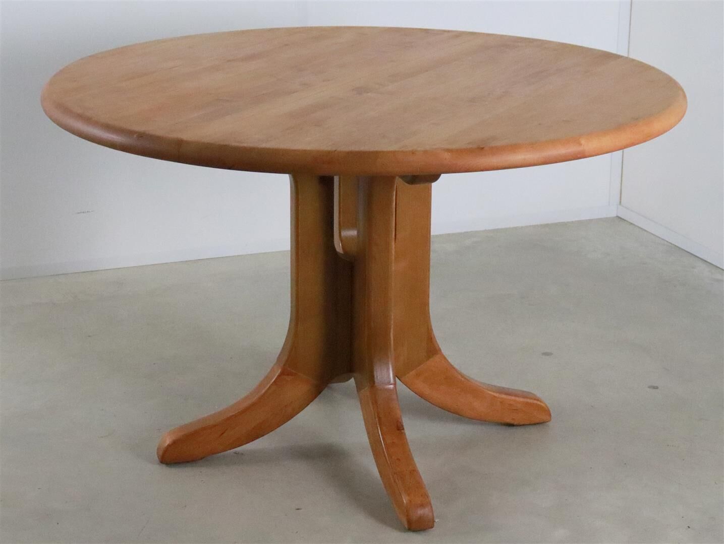 Round Danish Design dining room table extendable 'Auenwald'