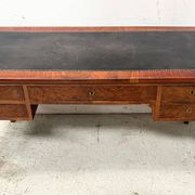 Bureau plat de style Louis XVI en acjou et placage XIX siècle