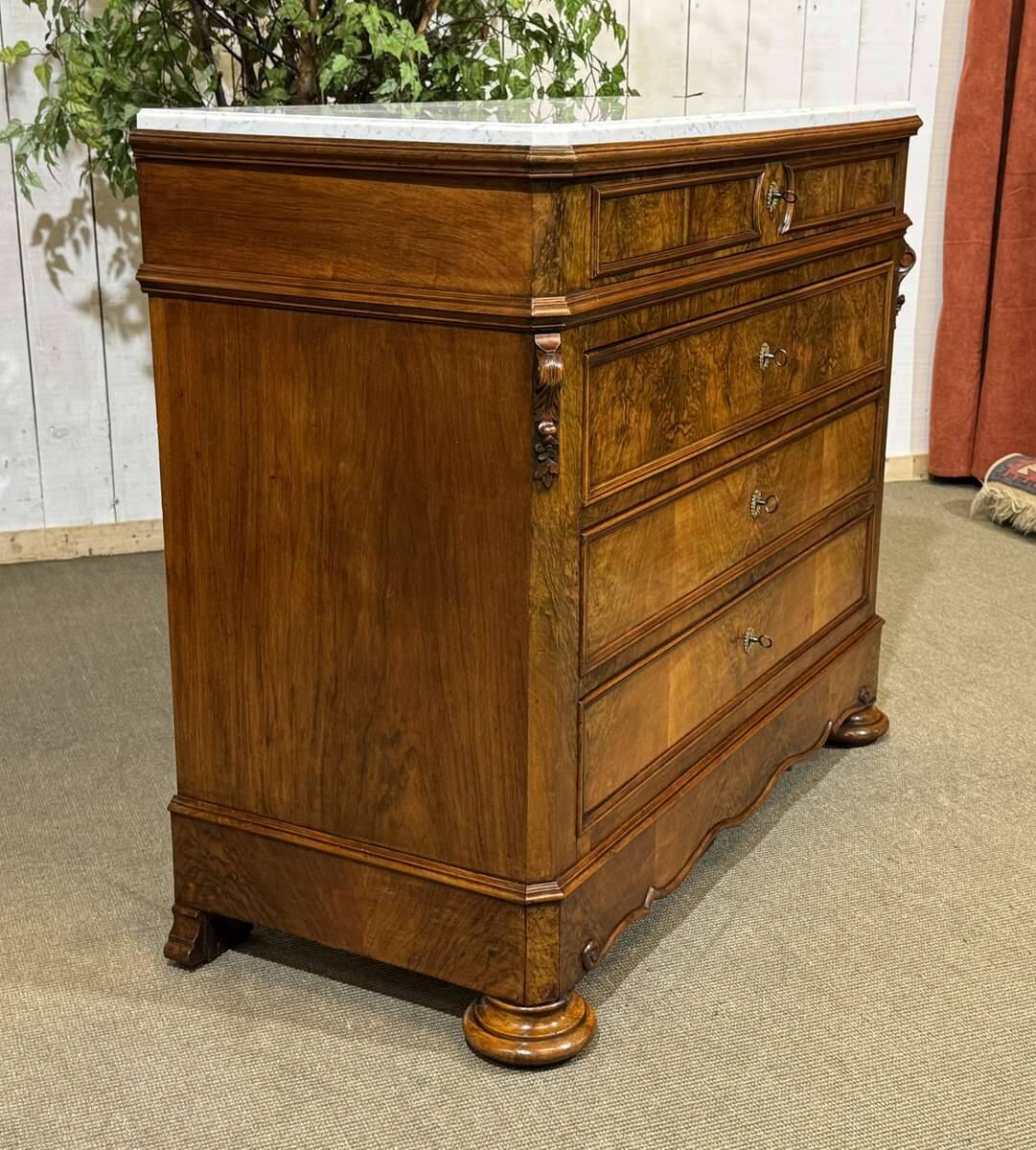 Napoleon III commode in walnut, fir and white marble from the 19th century.