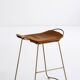 Tabouret de comptoir de cuisine contemporain en métal laiton vieilli et cuir naturel tan.
