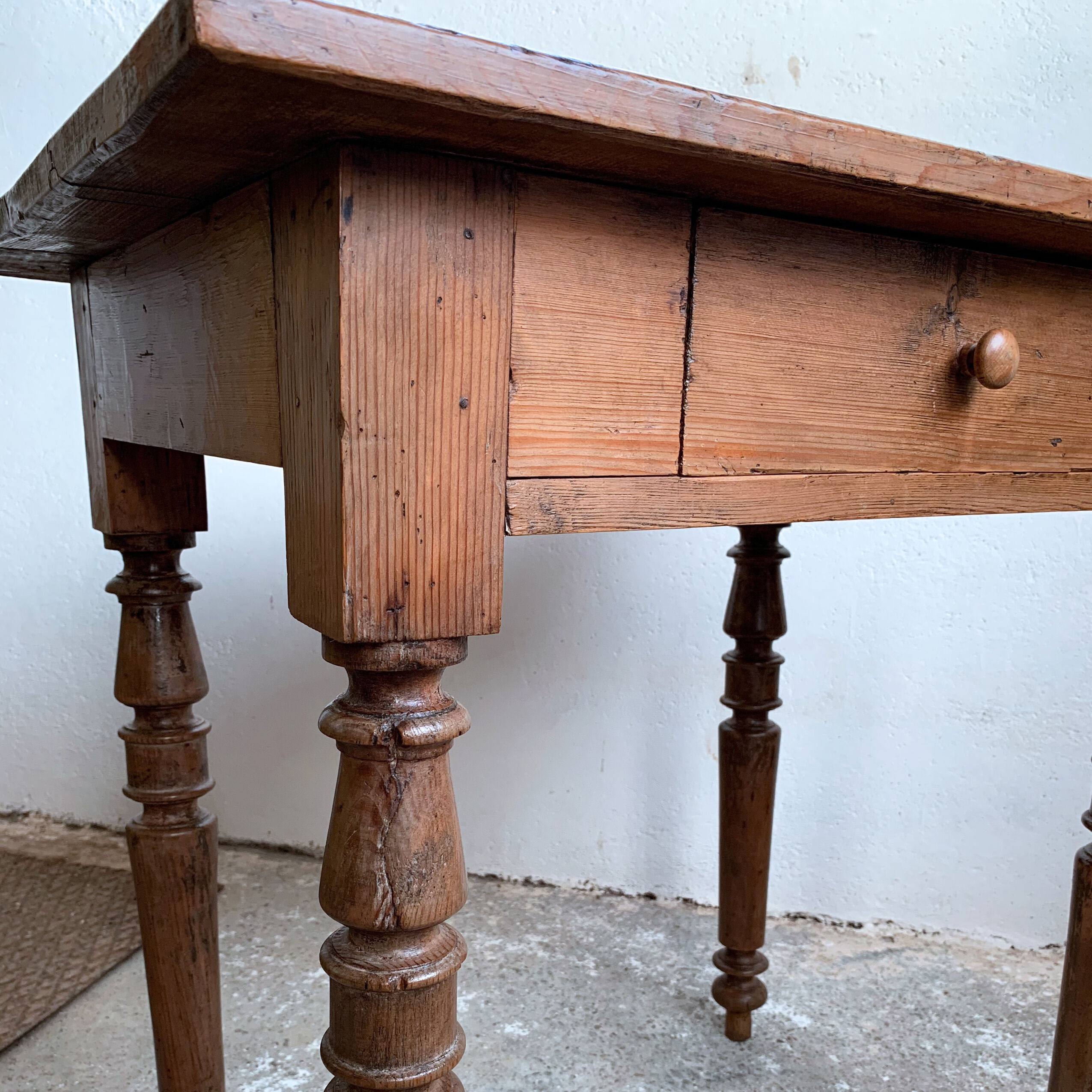 Small English pine table - early 20th century