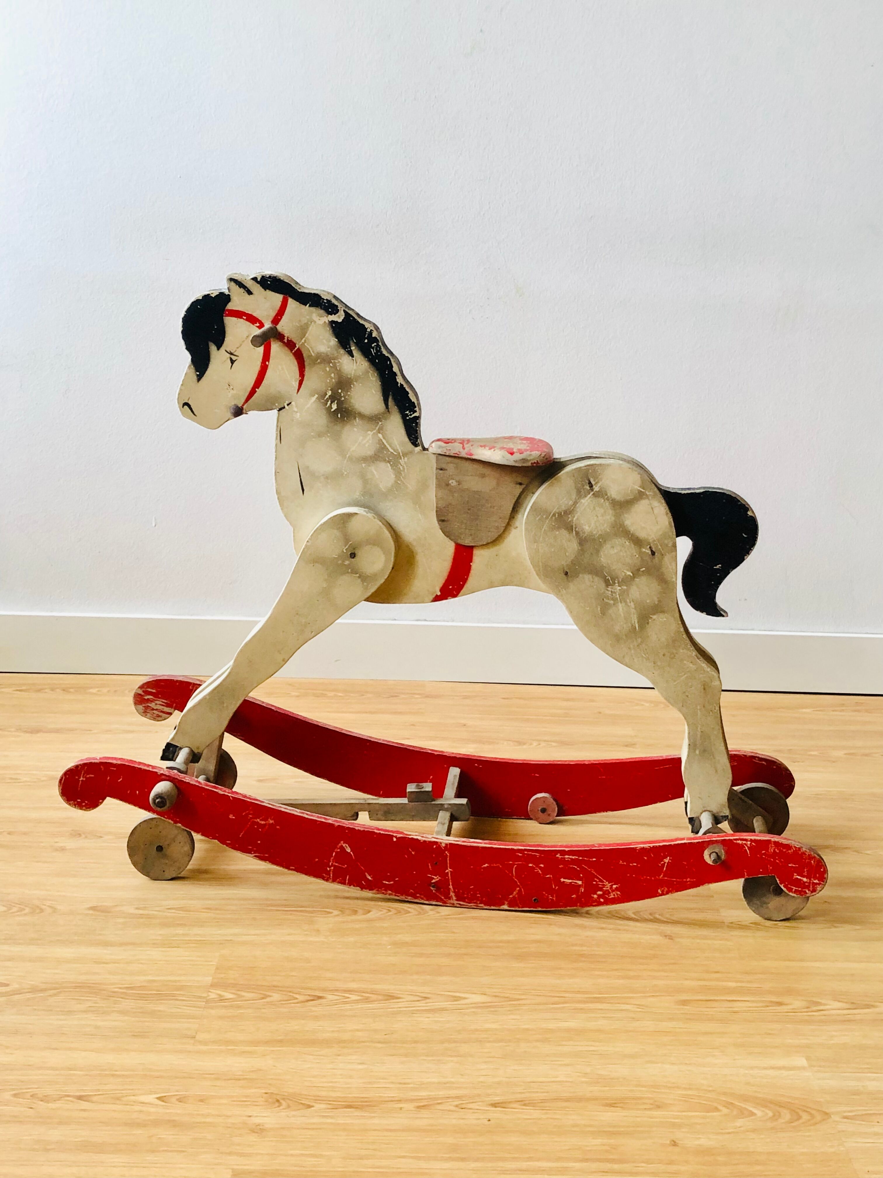 Cheval en bois ancien à bascule et à roulettes