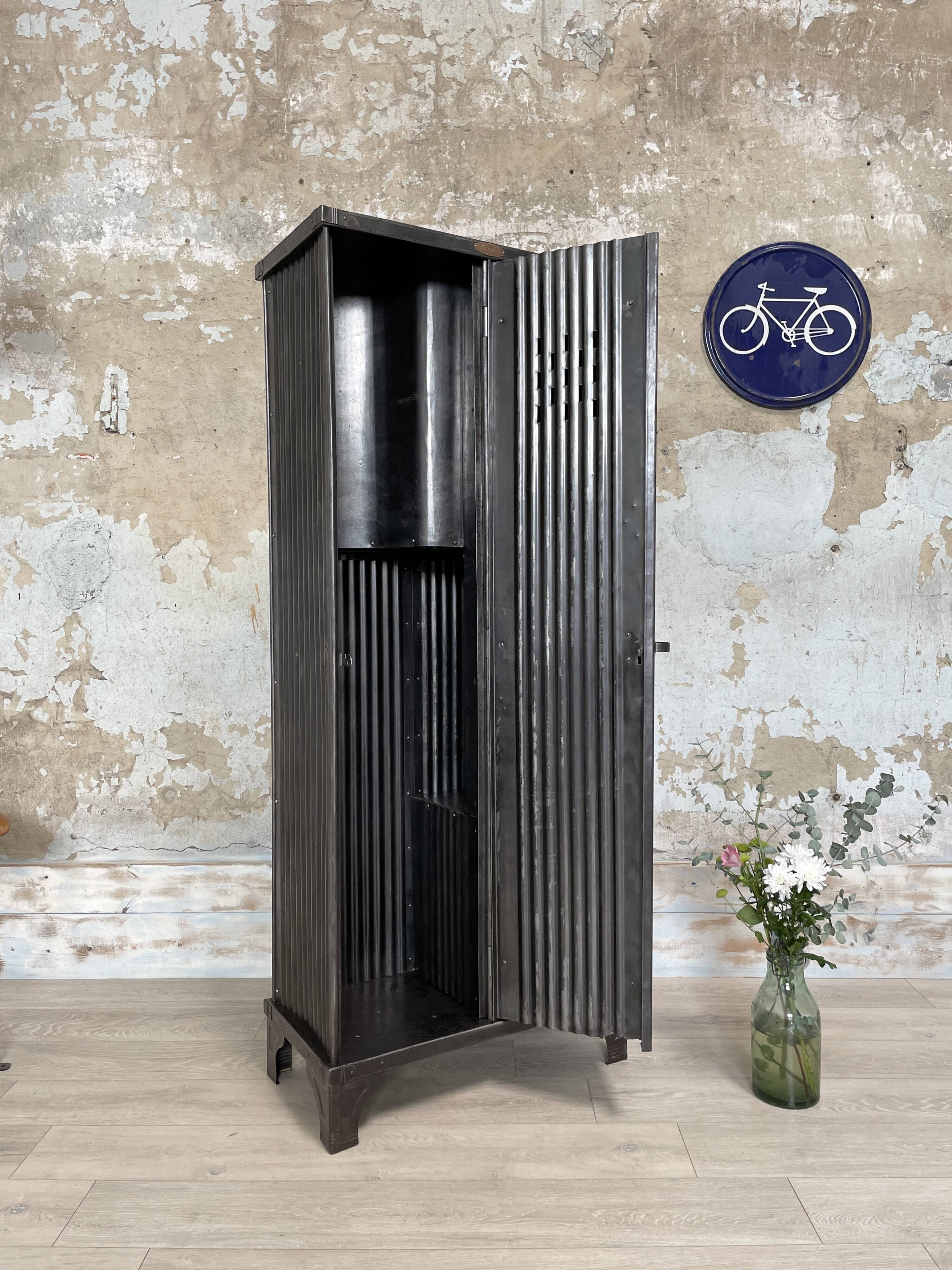 Strafor double-door corrugated iron cloakroom, circa 1920.