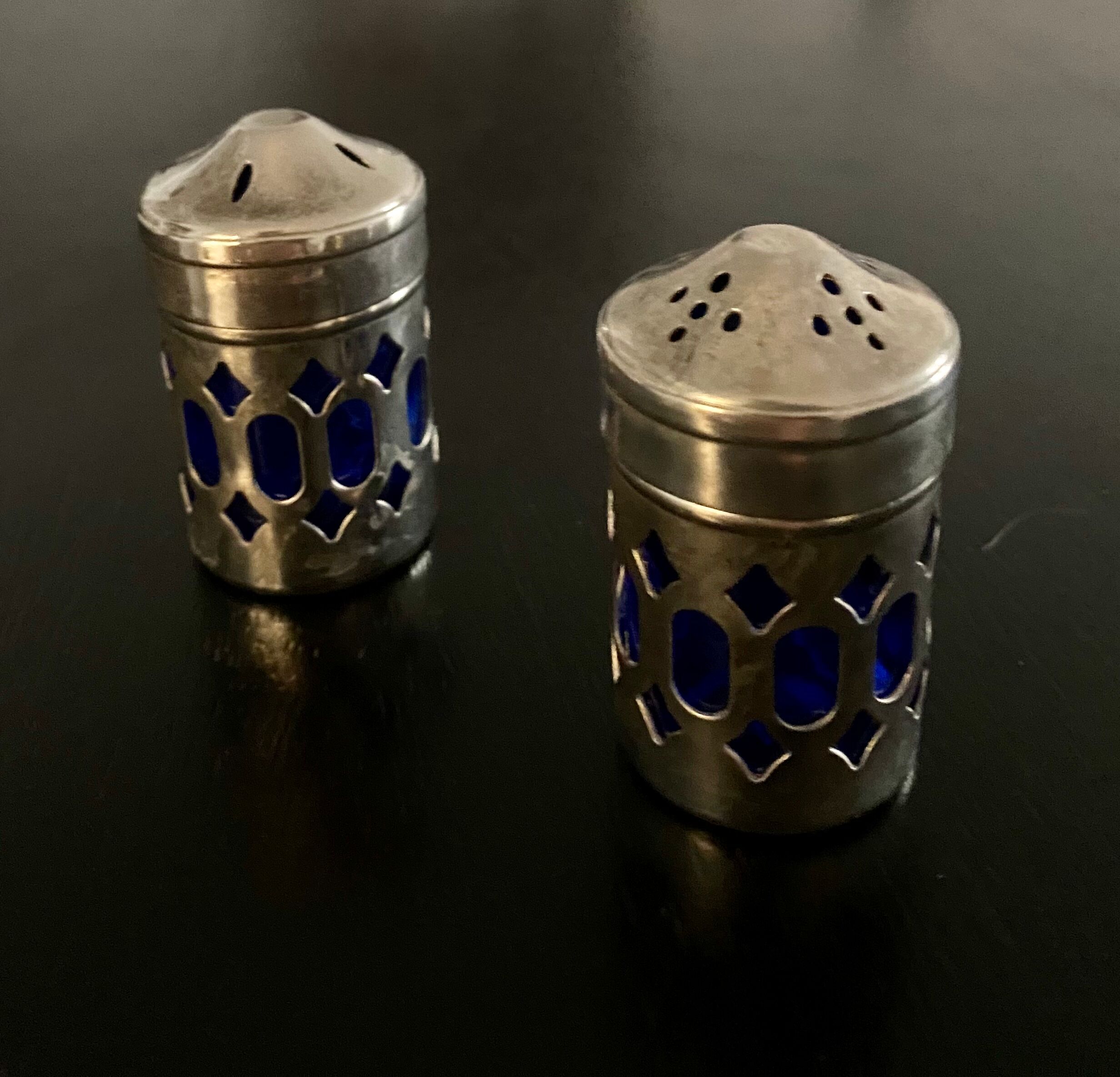 Duo salt shaker and pepper shaker 30s on display