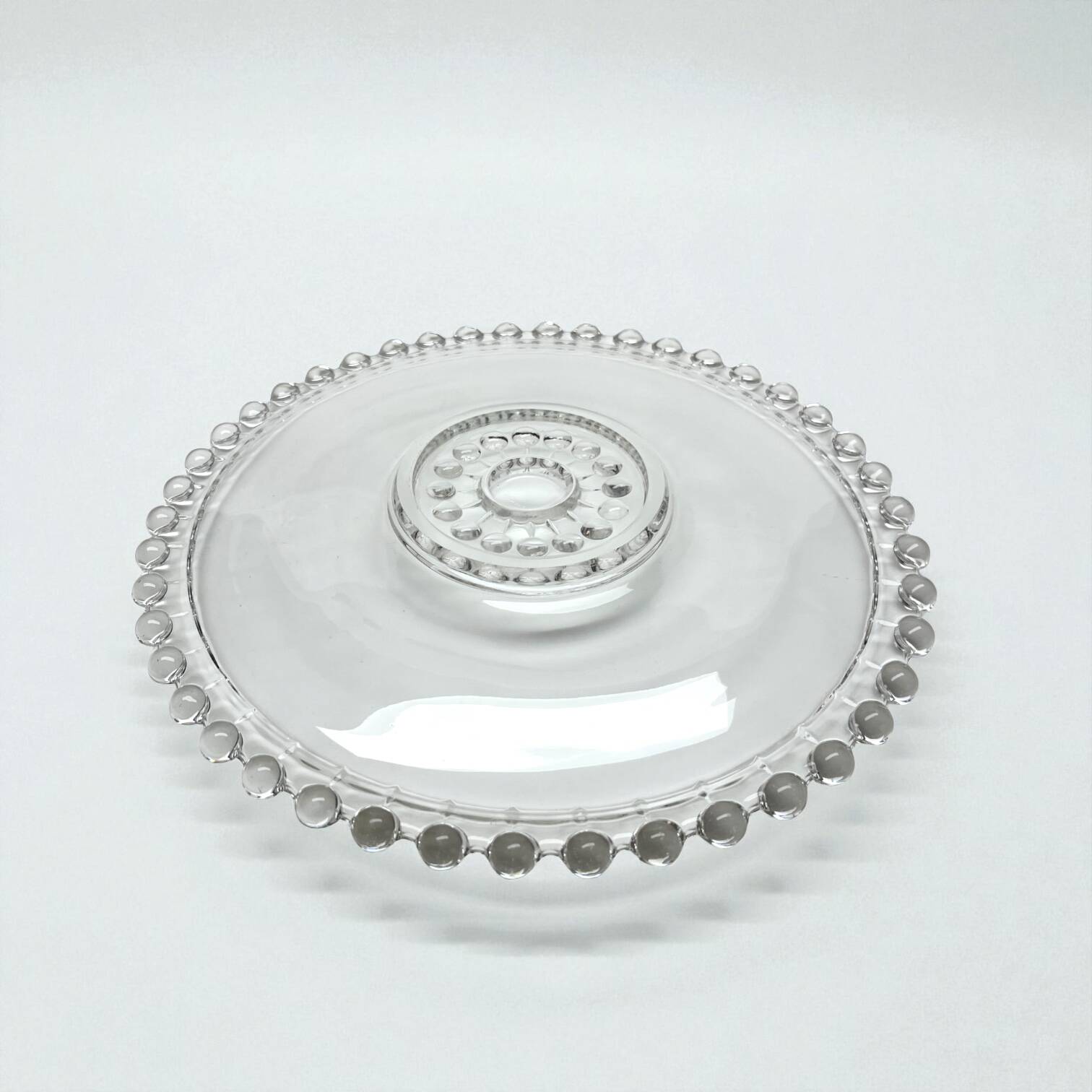 Plat Art Déco en verre moulé et perlé, 1900