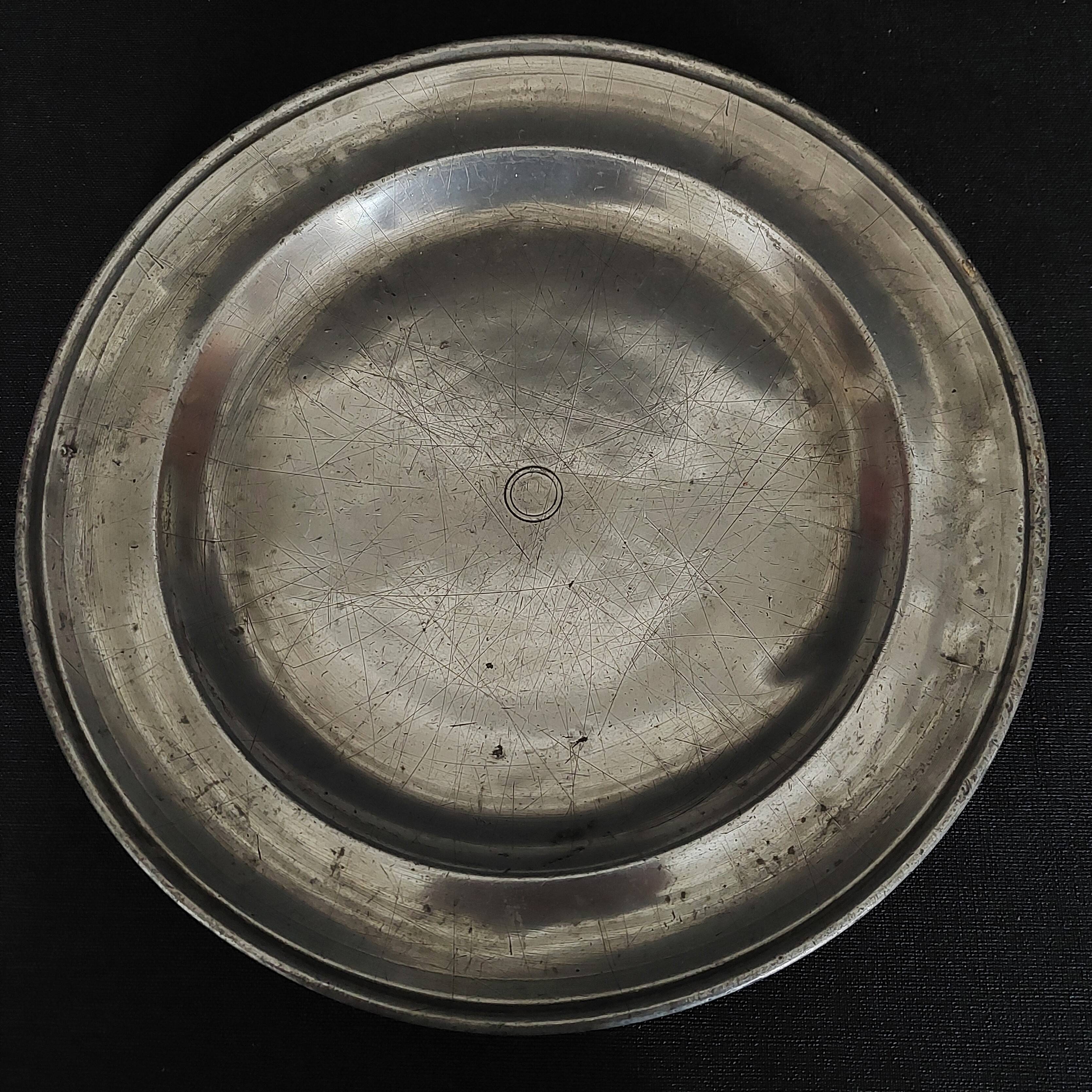 Plat rond en étain XVIIIème poinçon à identifier