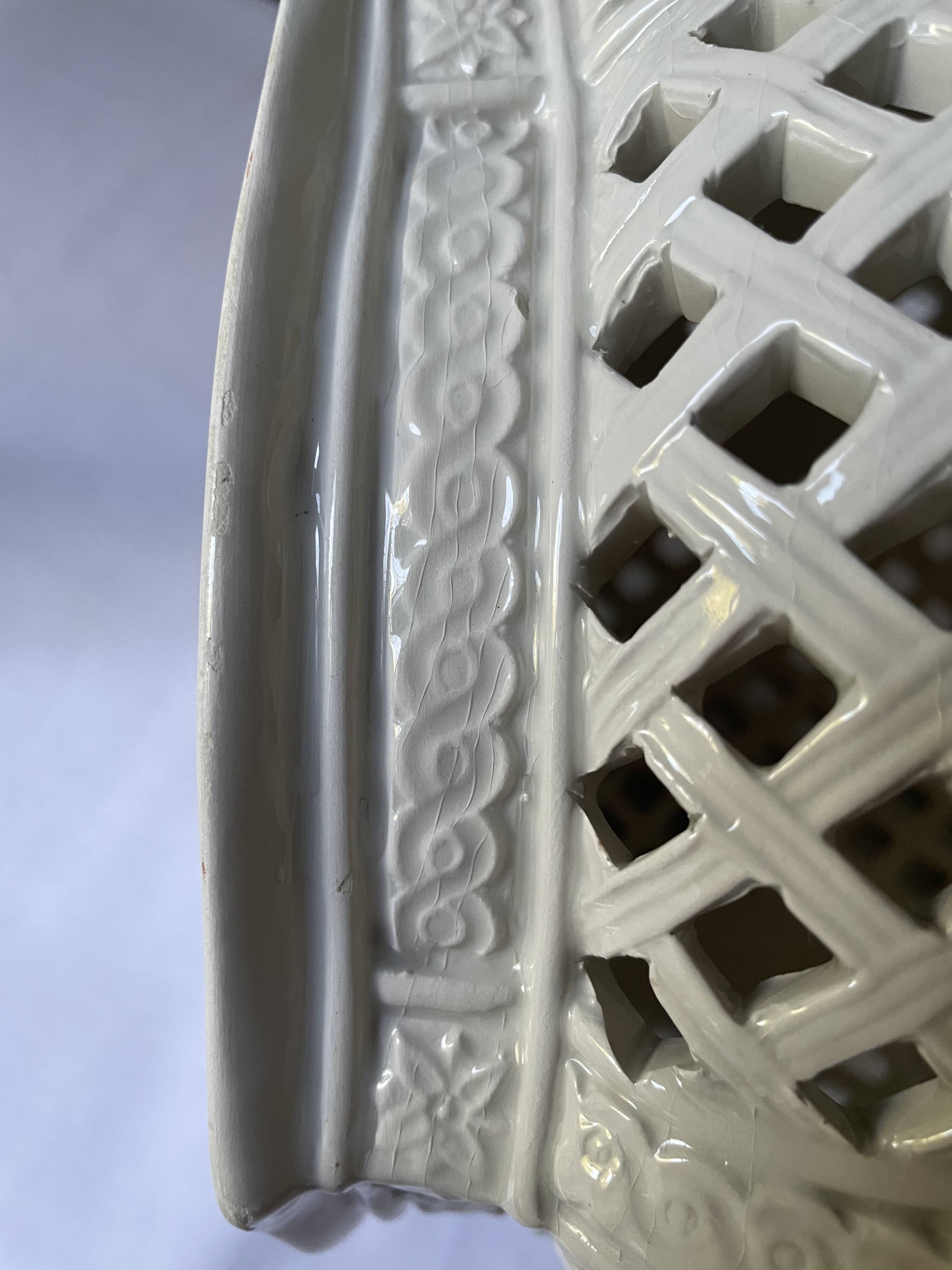 Reticulated pot cover in Italian porcelain