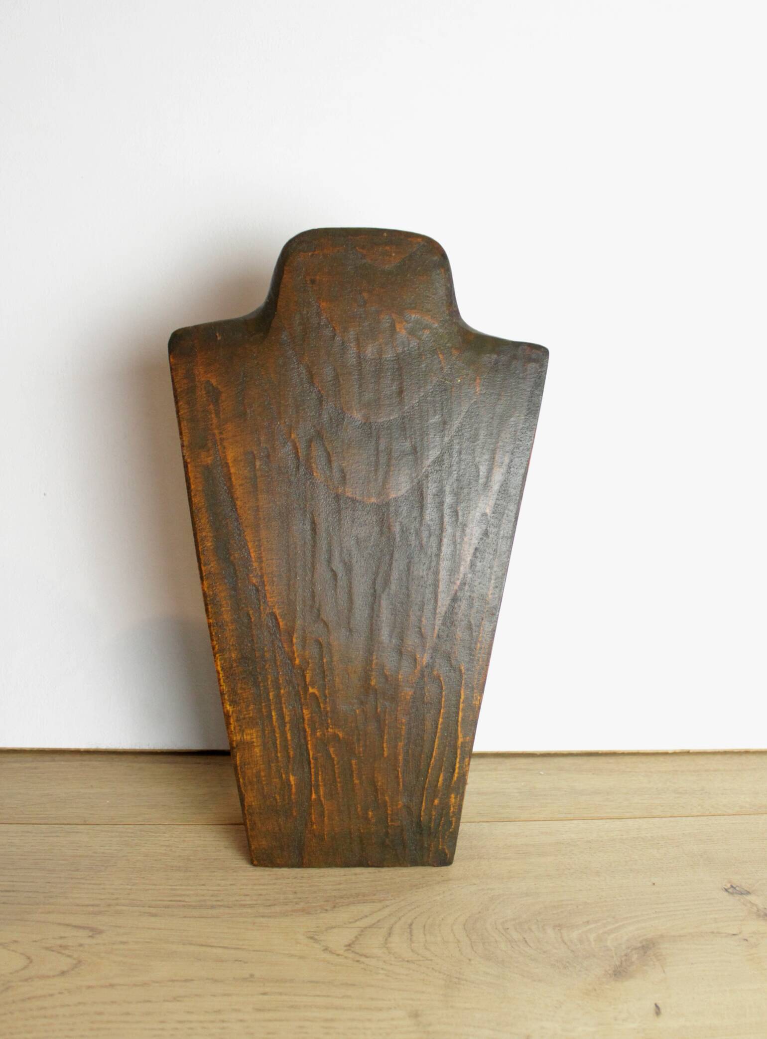 3 busts wooden necklace jewelry display