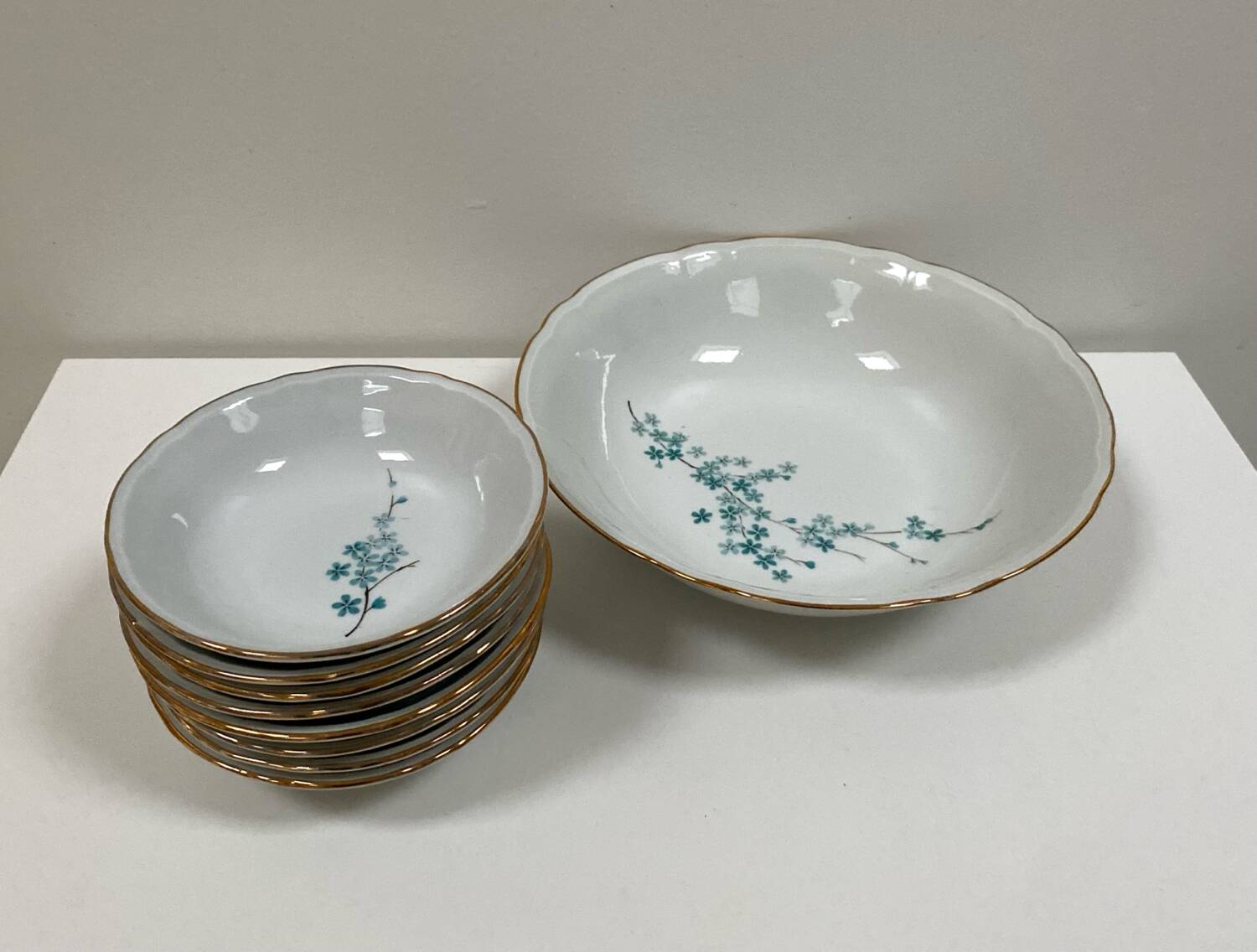 Vintage porcelain service: salad bowl and 8 small bowls.