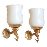 Paire d'appliques métal doré et verre opaque ornées de poissons années 50