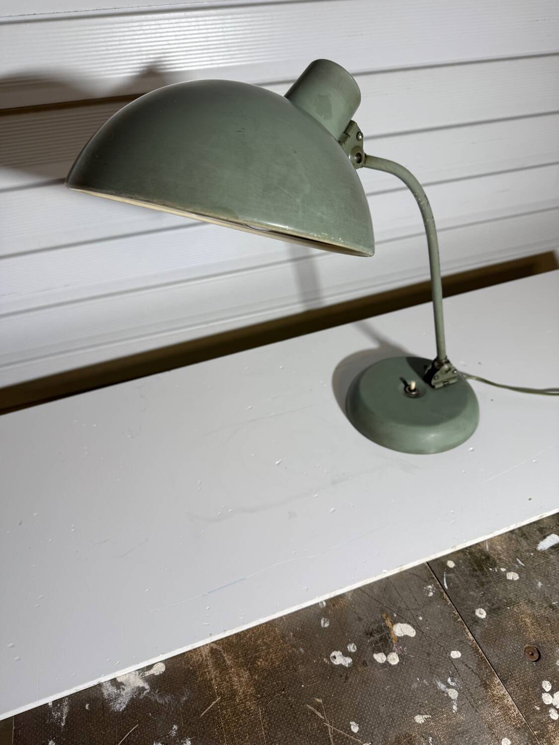 Articulated desk lamp