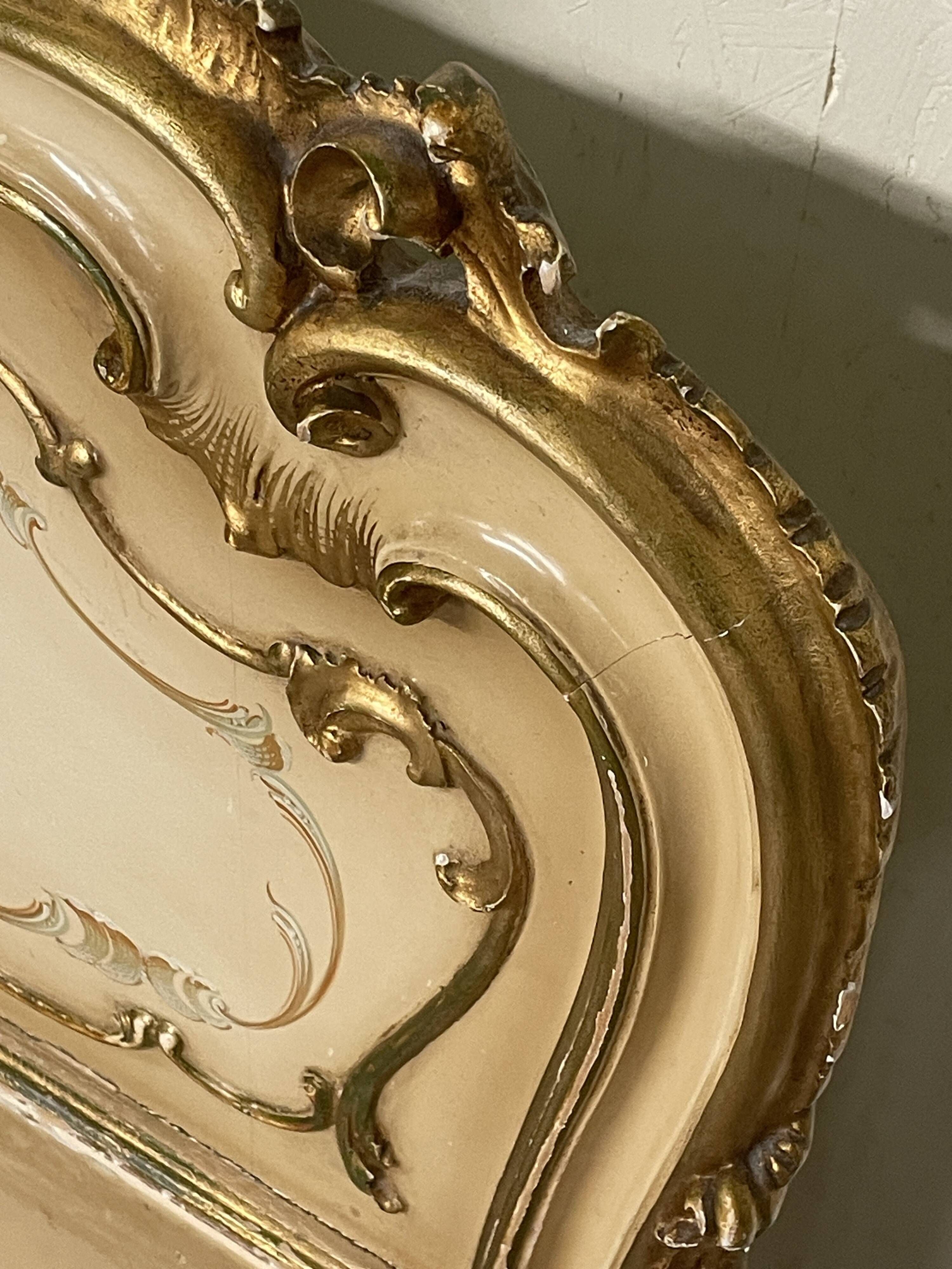 Lit matrimonial des années 40 dans le style Louis XV.