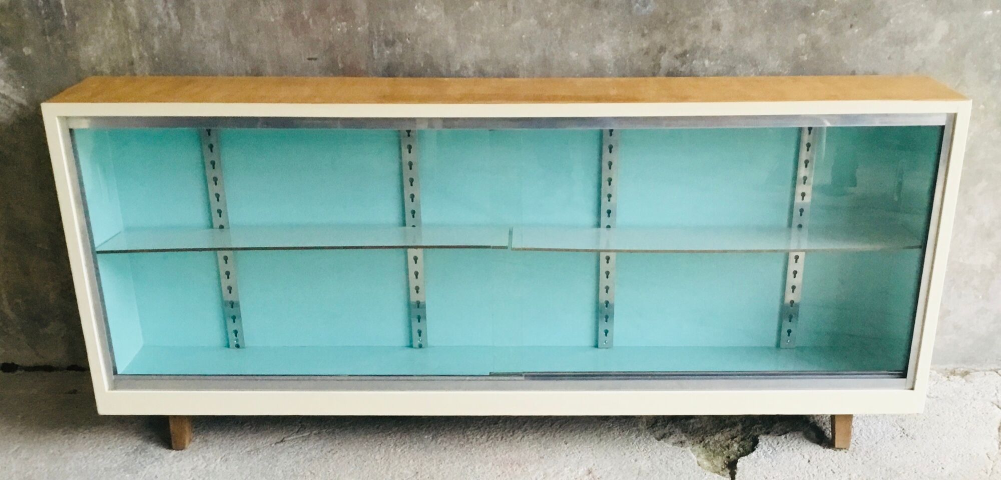 Showcase on feet forming enfilade - vintage furniture - 1960
