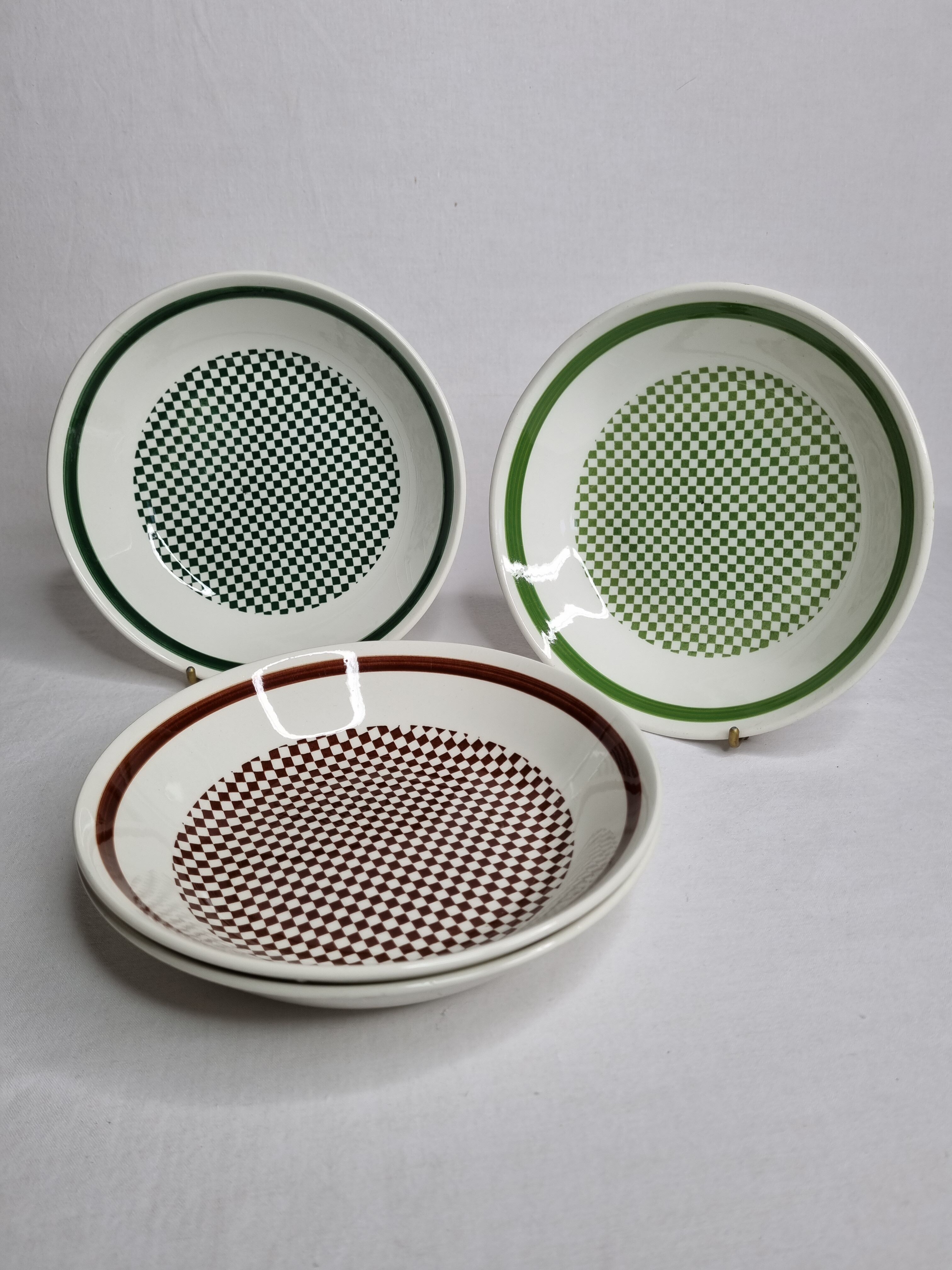 Set of four hollow plates with checkerboard decoration of the faience factory of Gien, 20 cm