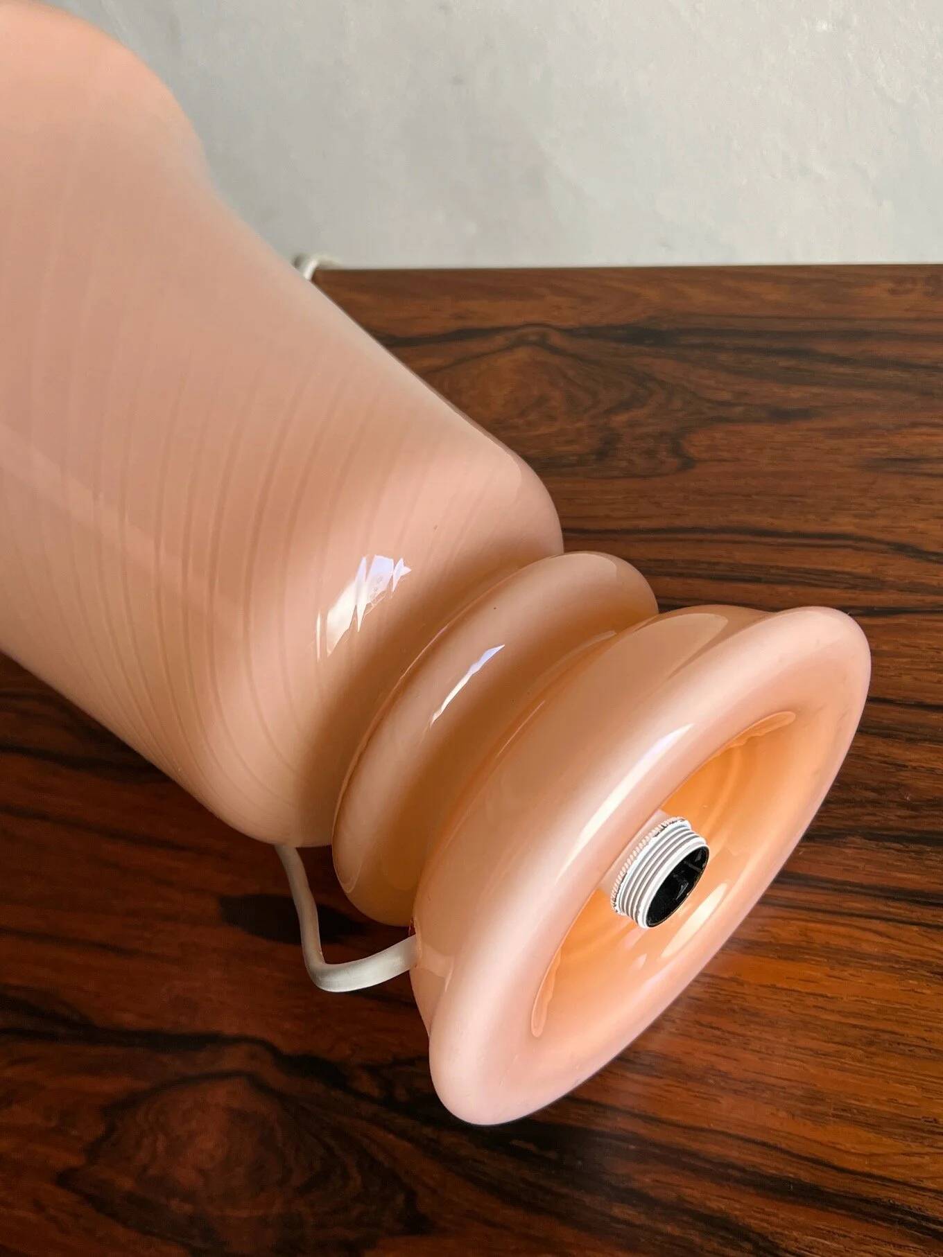 Lampe de table en verre opalin couleur chair | Suède | Années 1960