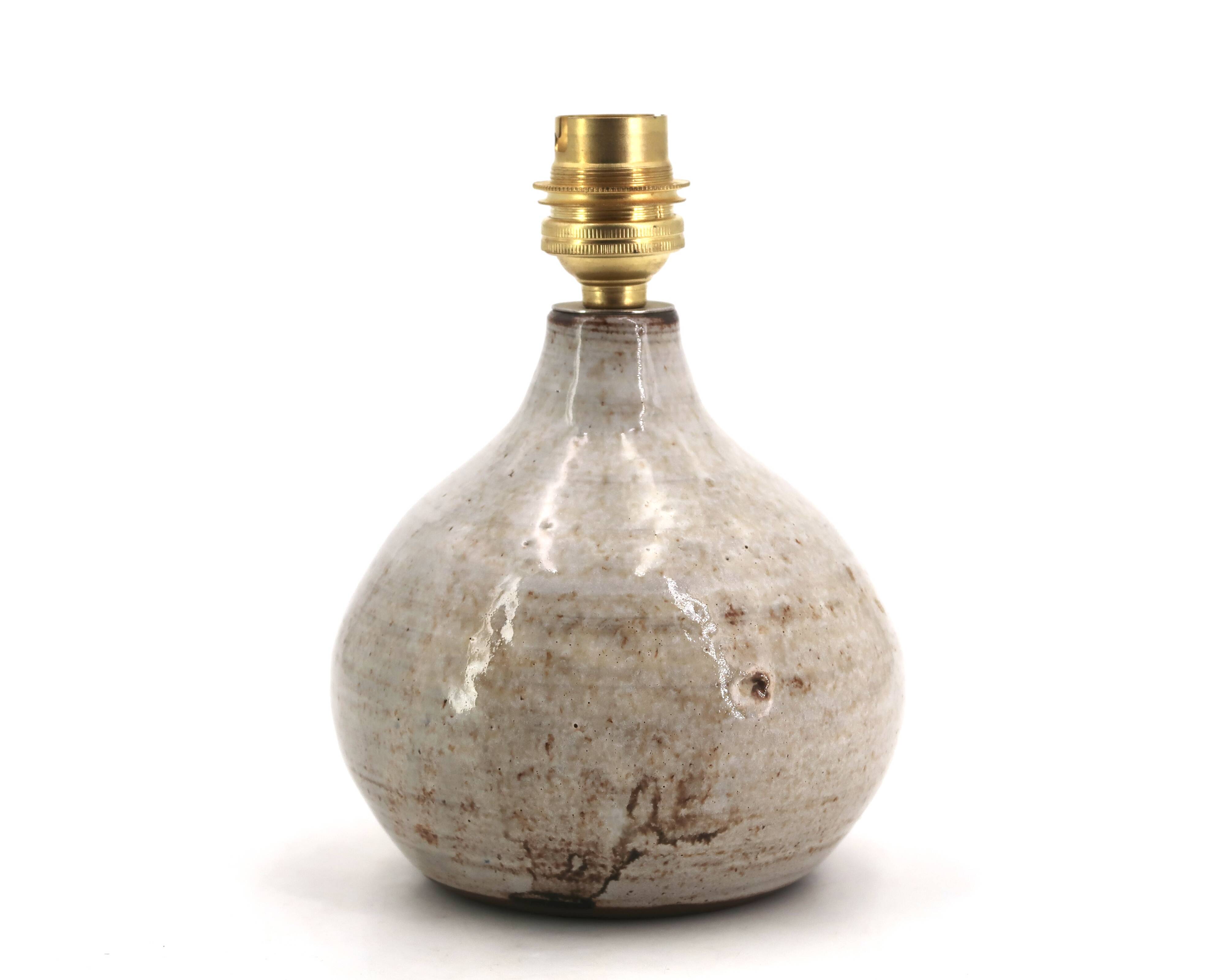 Lampe de potier en grès gris beige signée, céramique artisanale années 70