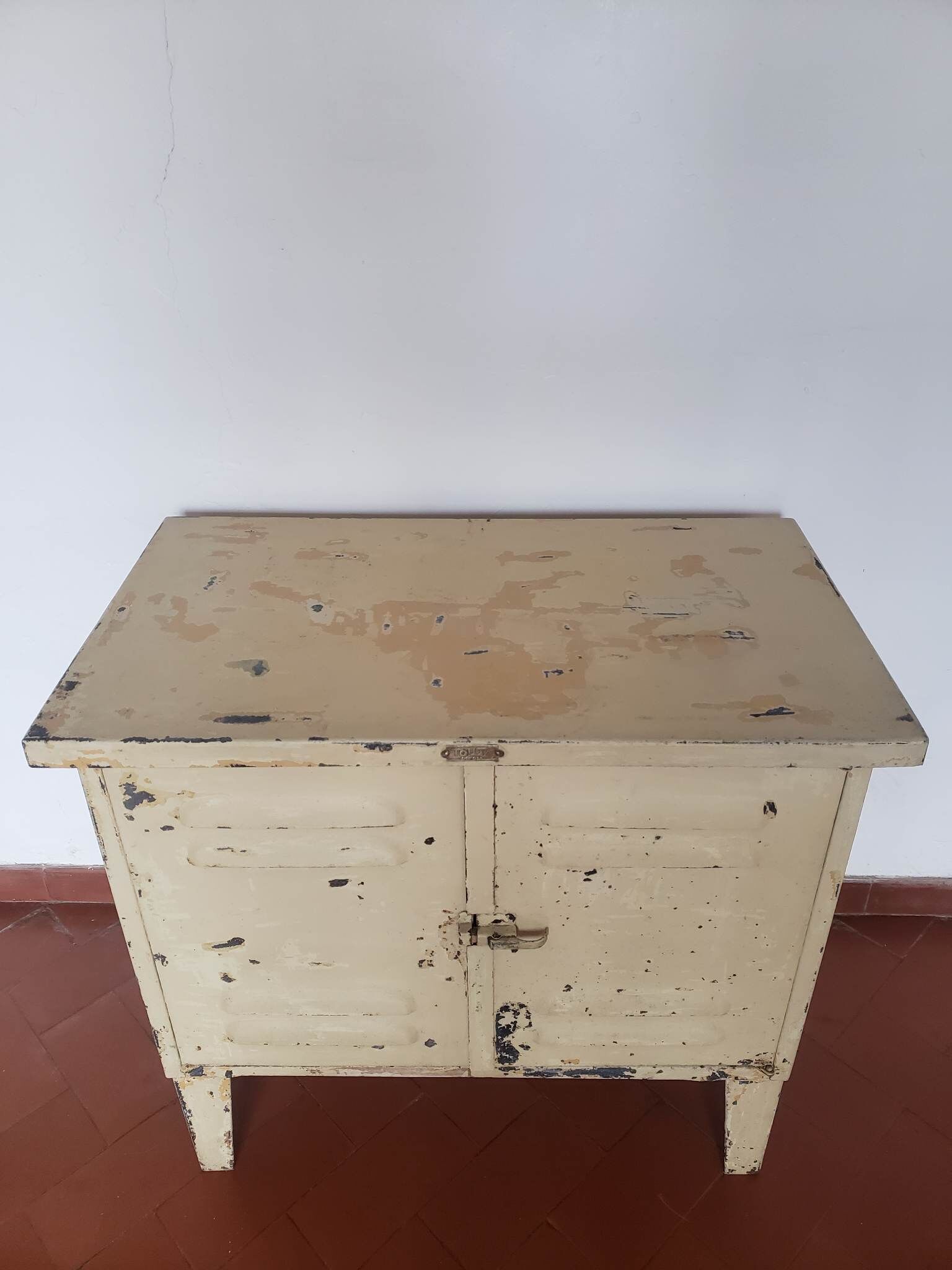 Low metal grunge cabinet
