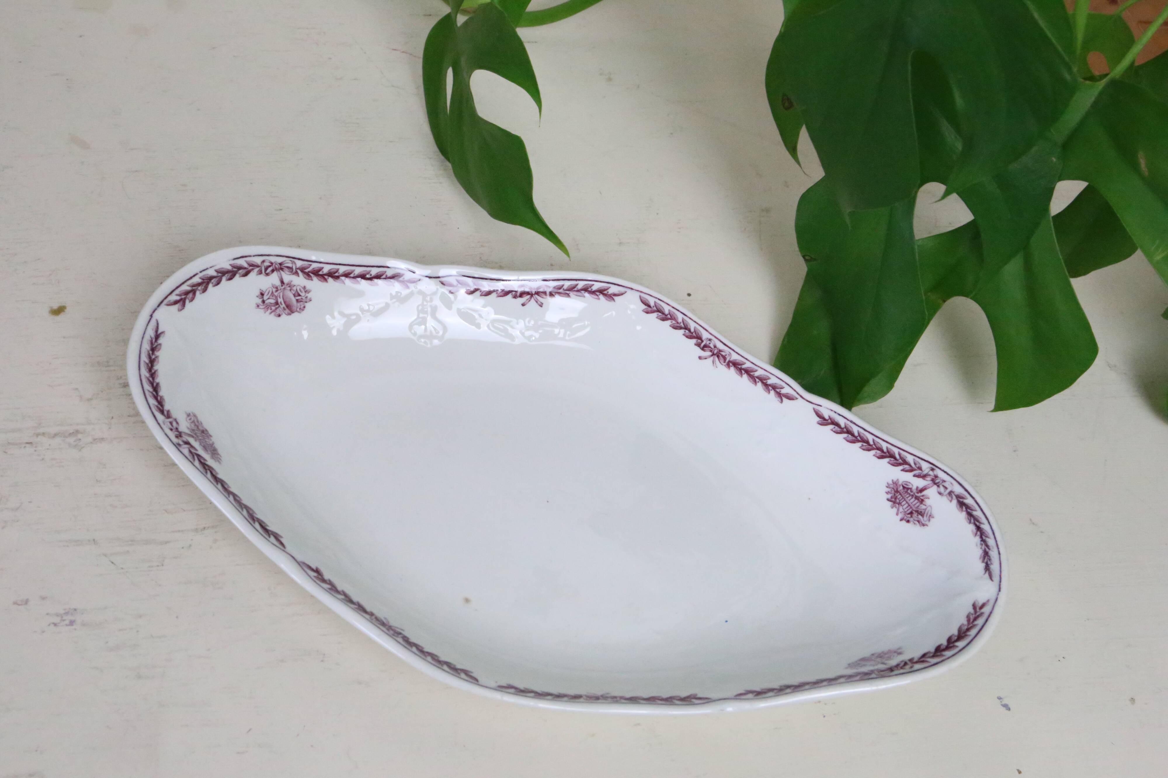 English Wedgwood earthenware dish, La Paix model
