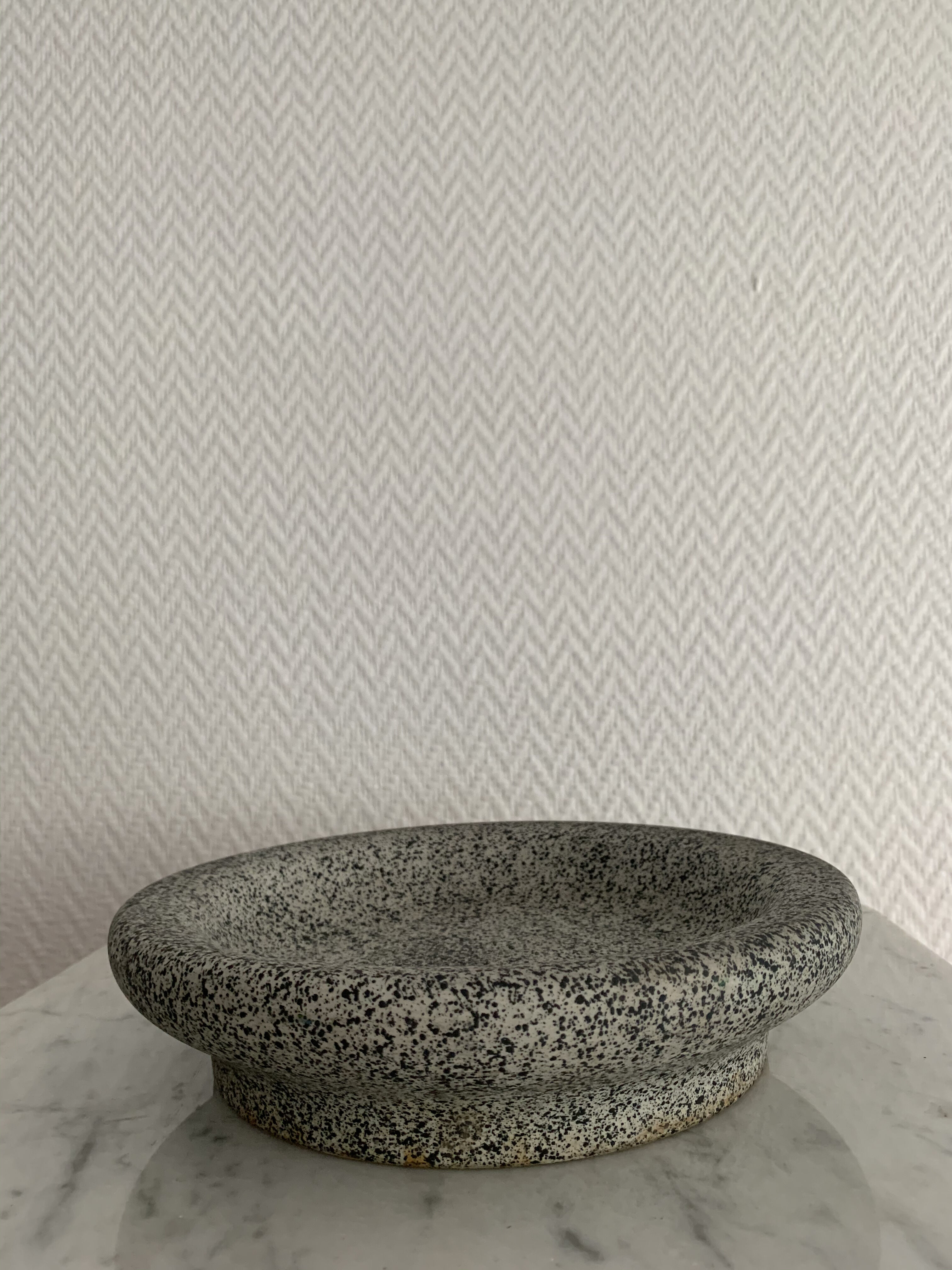 Black round ceramic ashtray