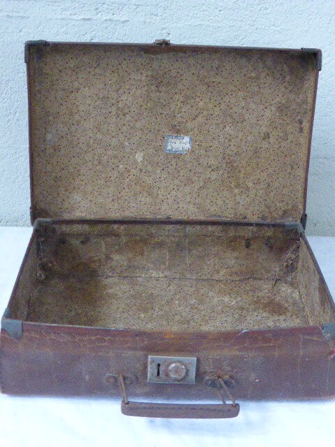 Suitcase for child in brown cardboard
