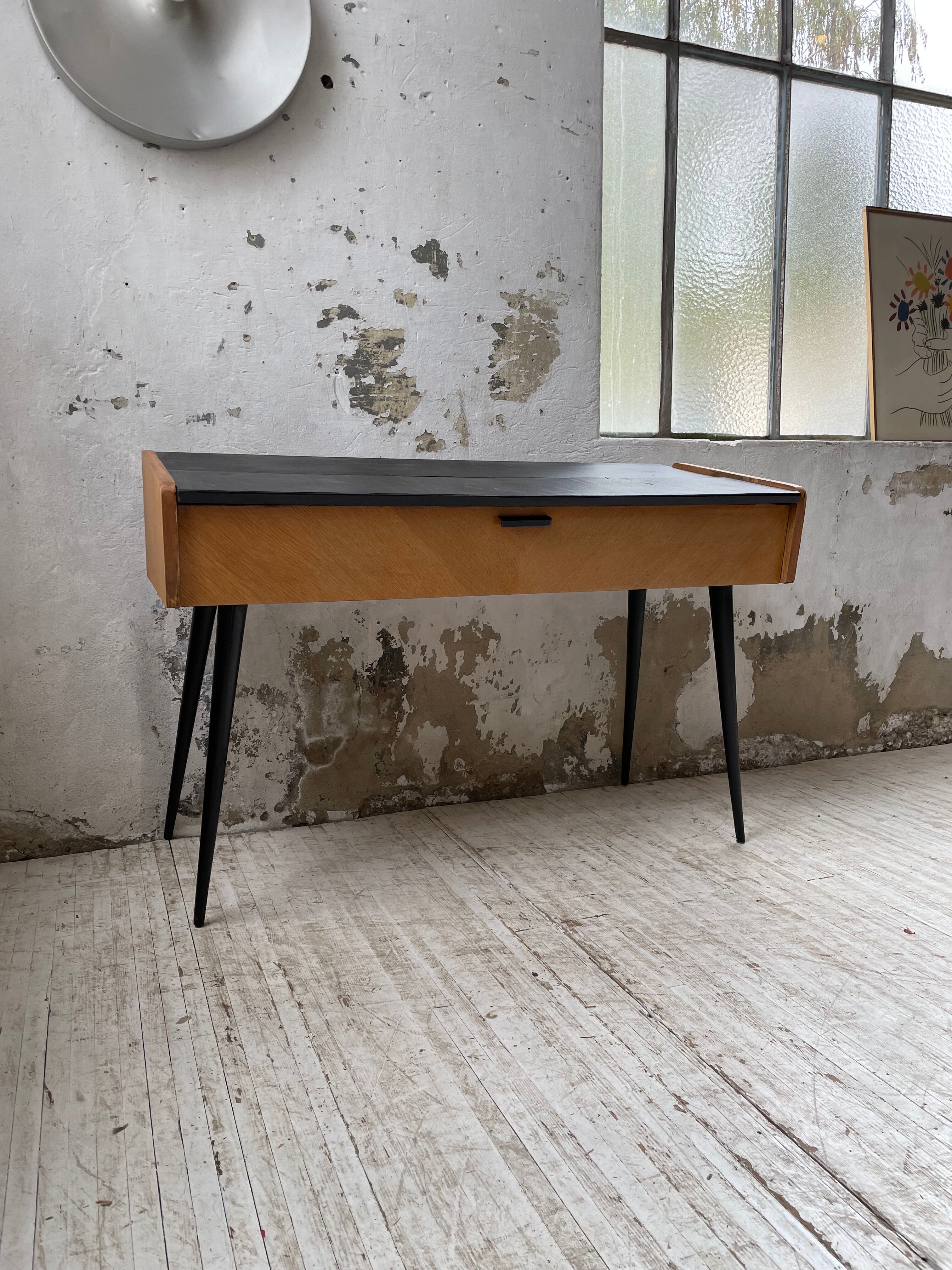 Console desktop feet compass 60s