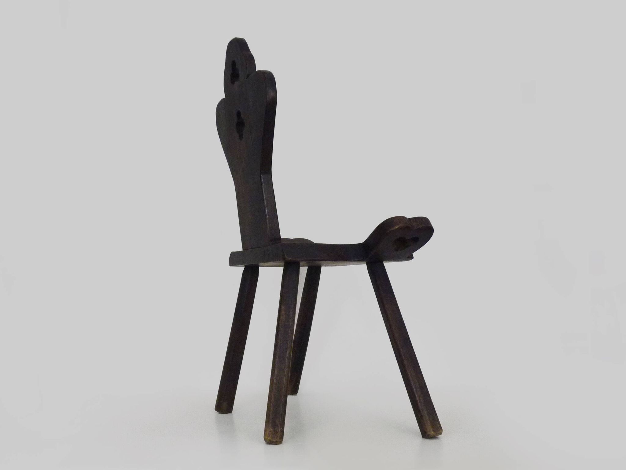 Brutalist tripod chair in raw wood. Solid wood chair. 1960s.