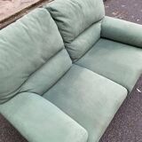 Canapé 2 places Château d'Ax en tissu daim vert 1970