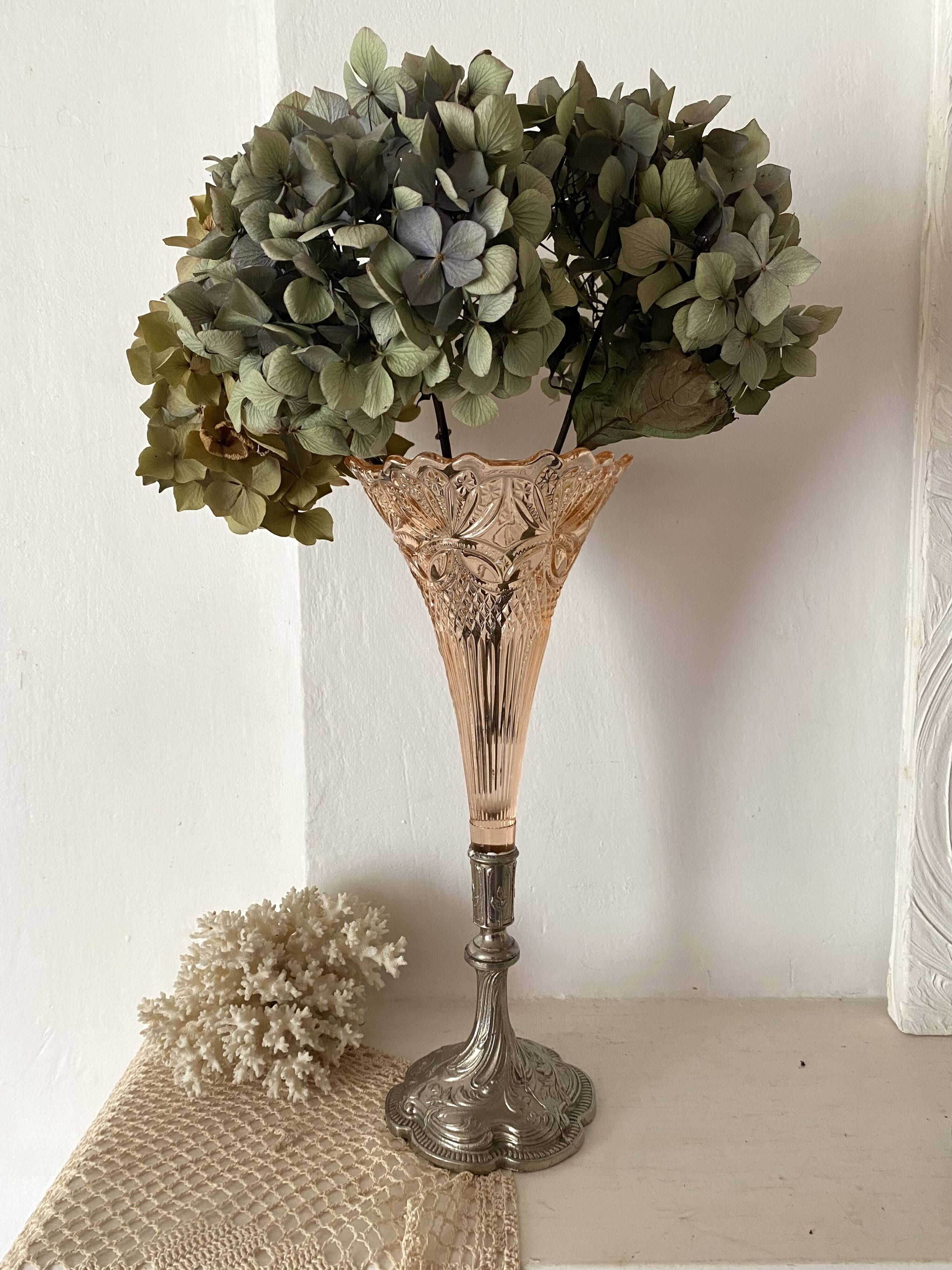 Art Nouveau cornet vase, tulip centerpiece