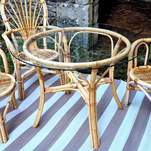 Table ronde en verre et rotin avec 4 fauteuils en rotin 1960