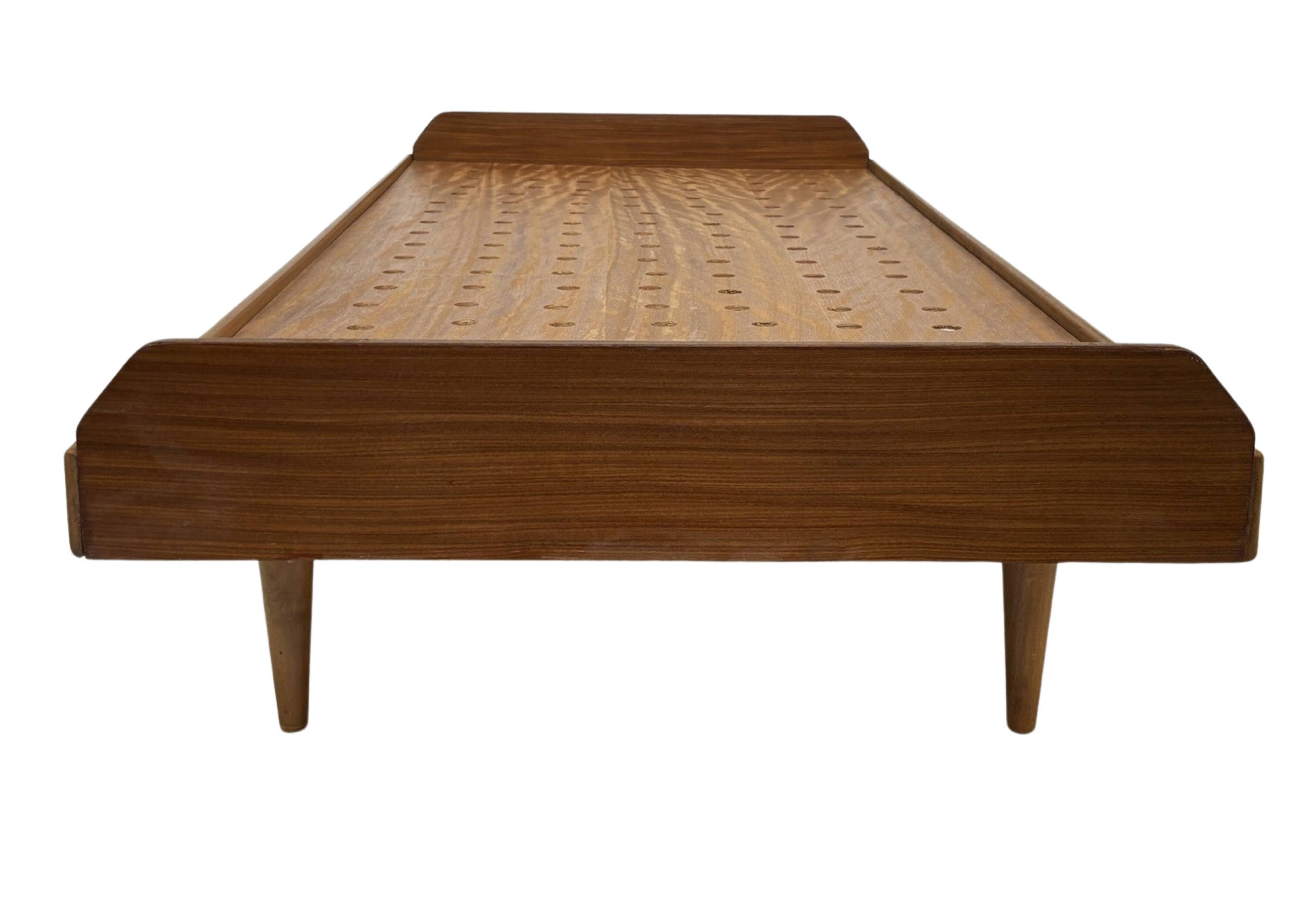 Vintage daybed 1960s minimalist design in Teak wood