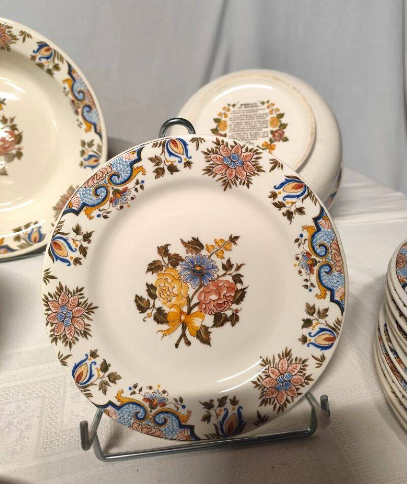 Gien. Bordeaux bouquet. 43-piece service