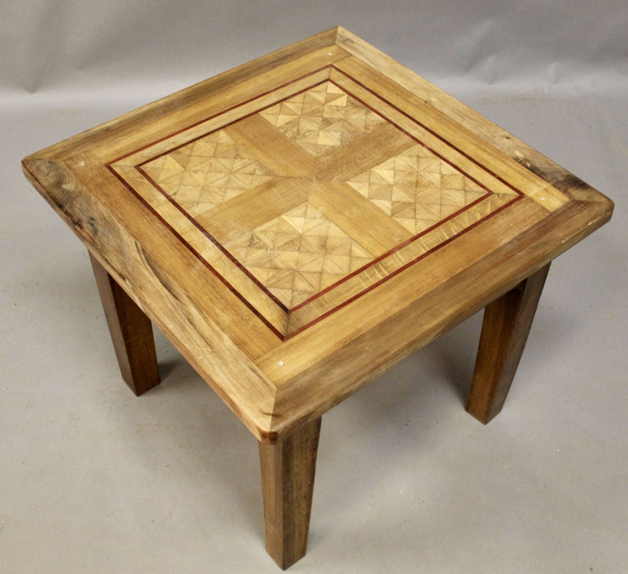Table basse dessus parquet ancien marqueté