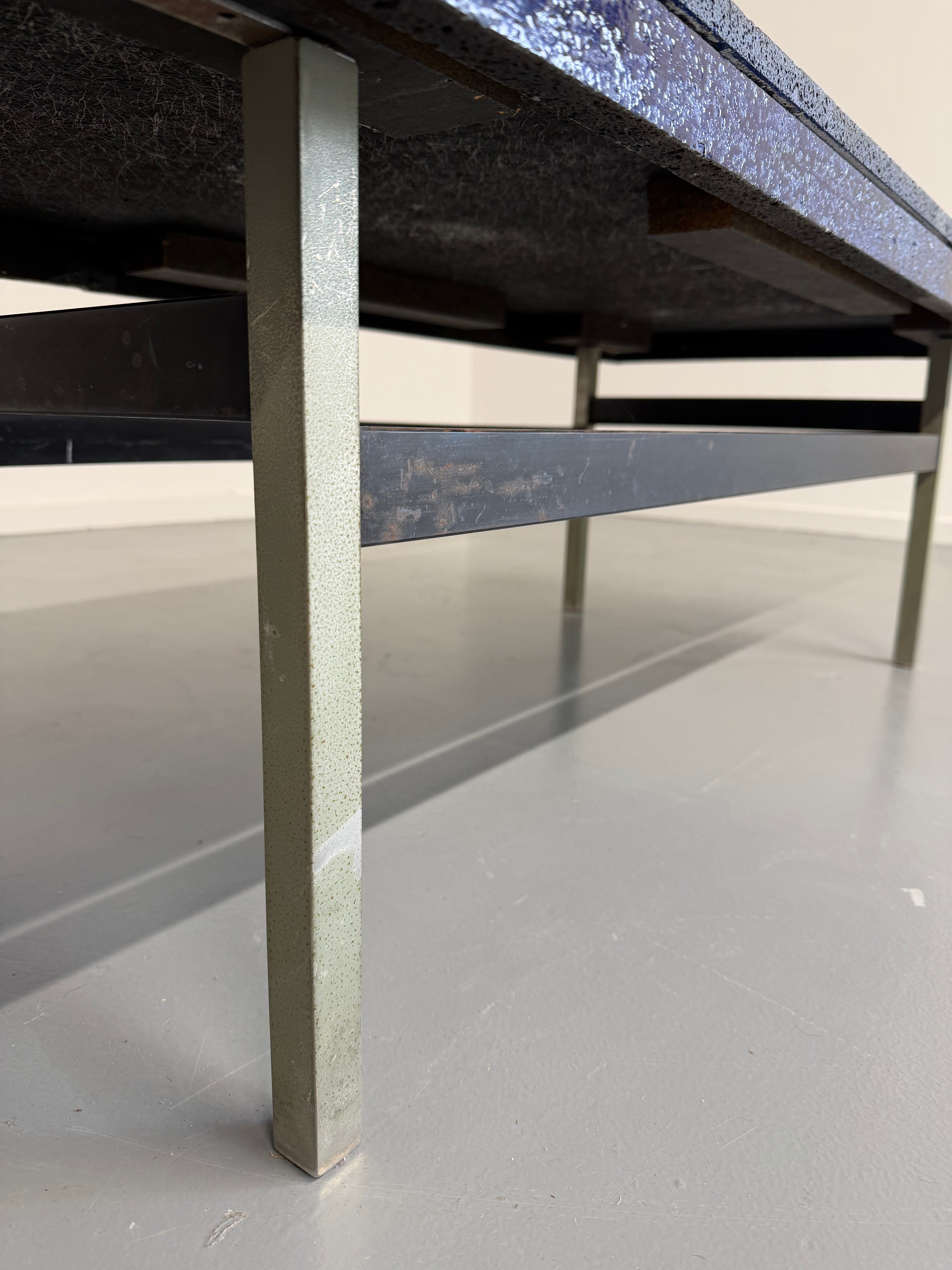 Table basse en céramique émaillée bleue design année 70