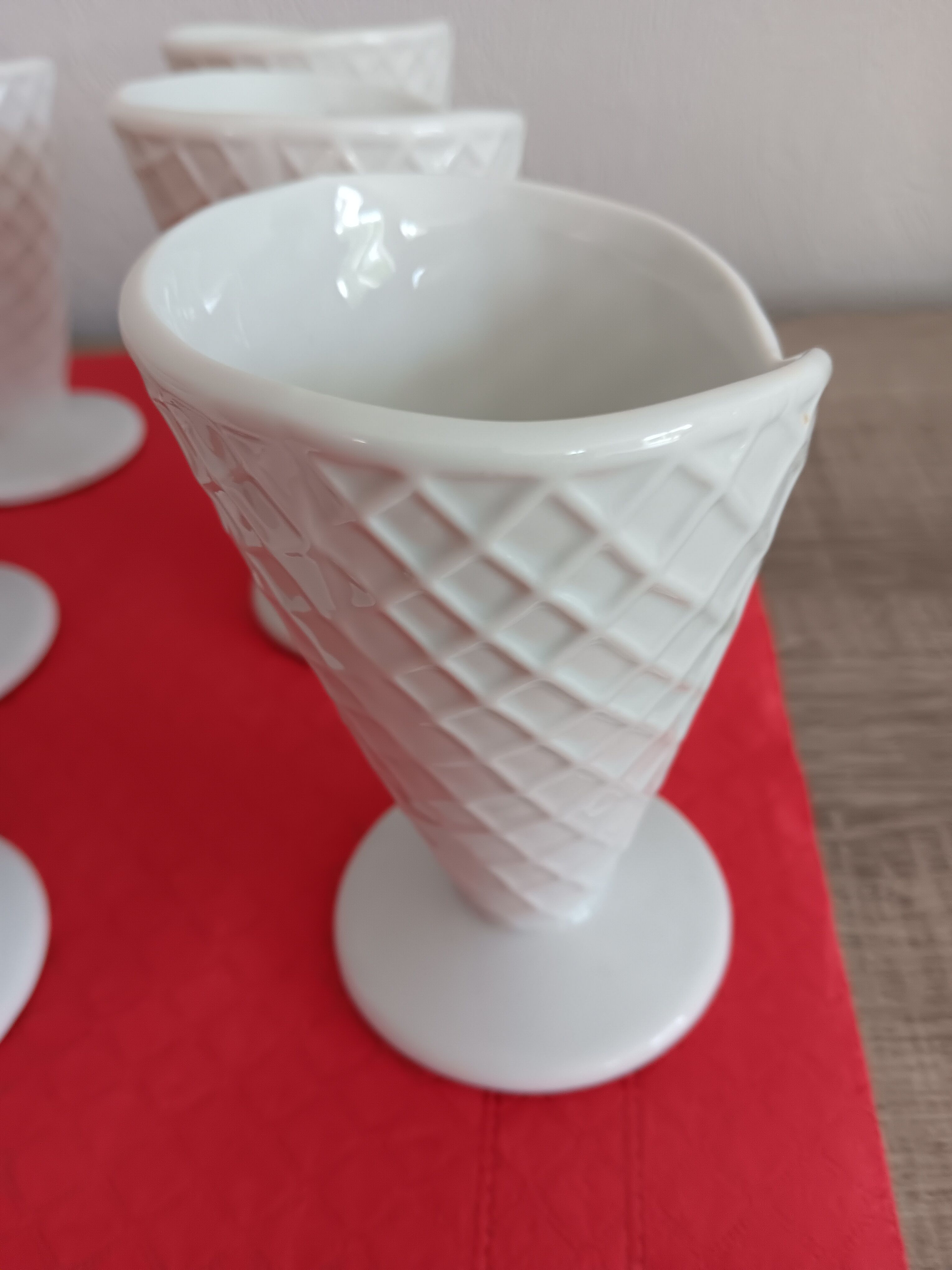 Ice cream cups with cone effect