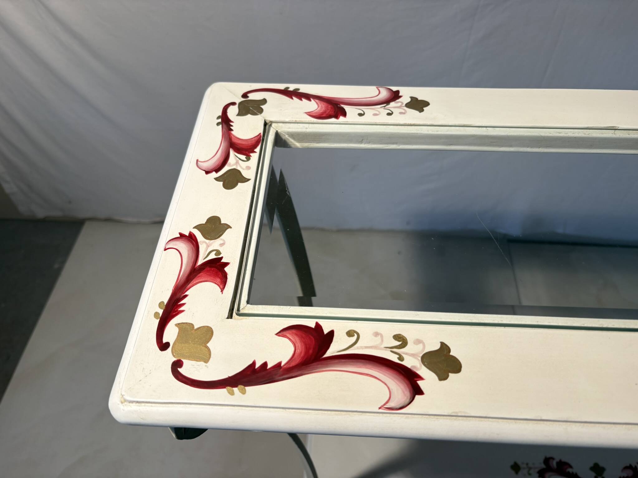 Console en fer forgé blanche à décor fleuri et plateau bois et verre