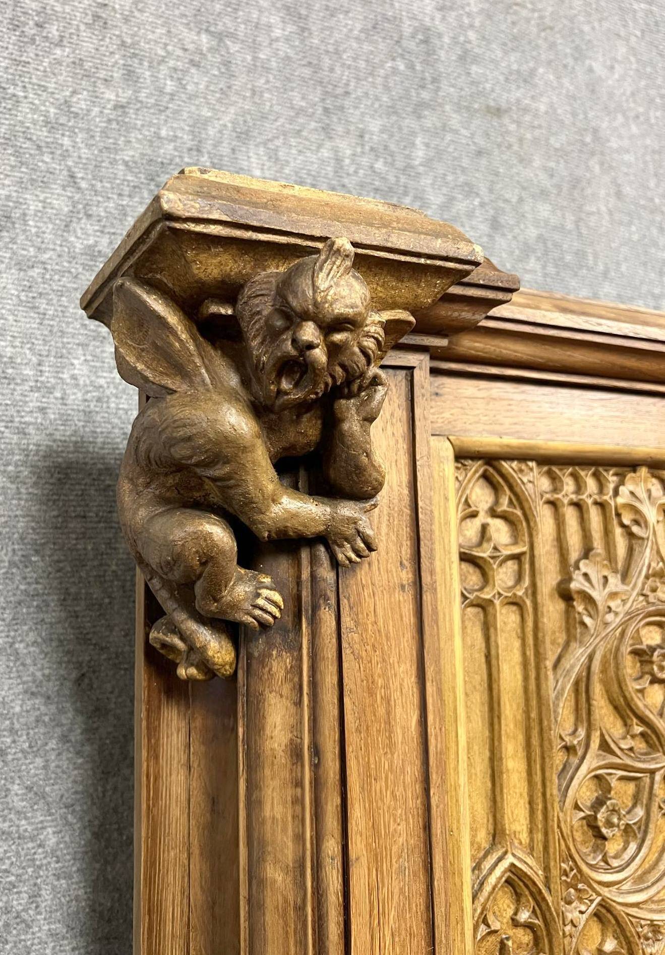Monumental Gothic style bench in solid oak and patinated plaster circa 1800 / length 282 cm