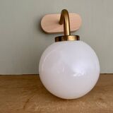 Applique globe vintage en opaline blanche