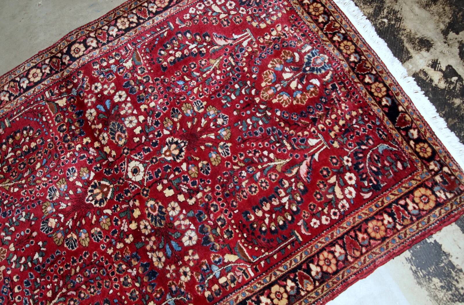 Handmade antique Persian Sarouk rug 97cm x 151cm 1920s