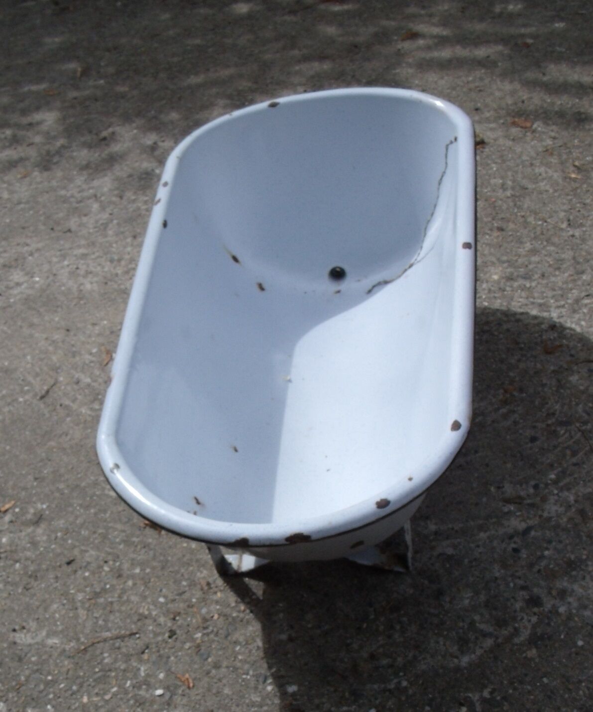 Small children's bathtub in enamelled metal