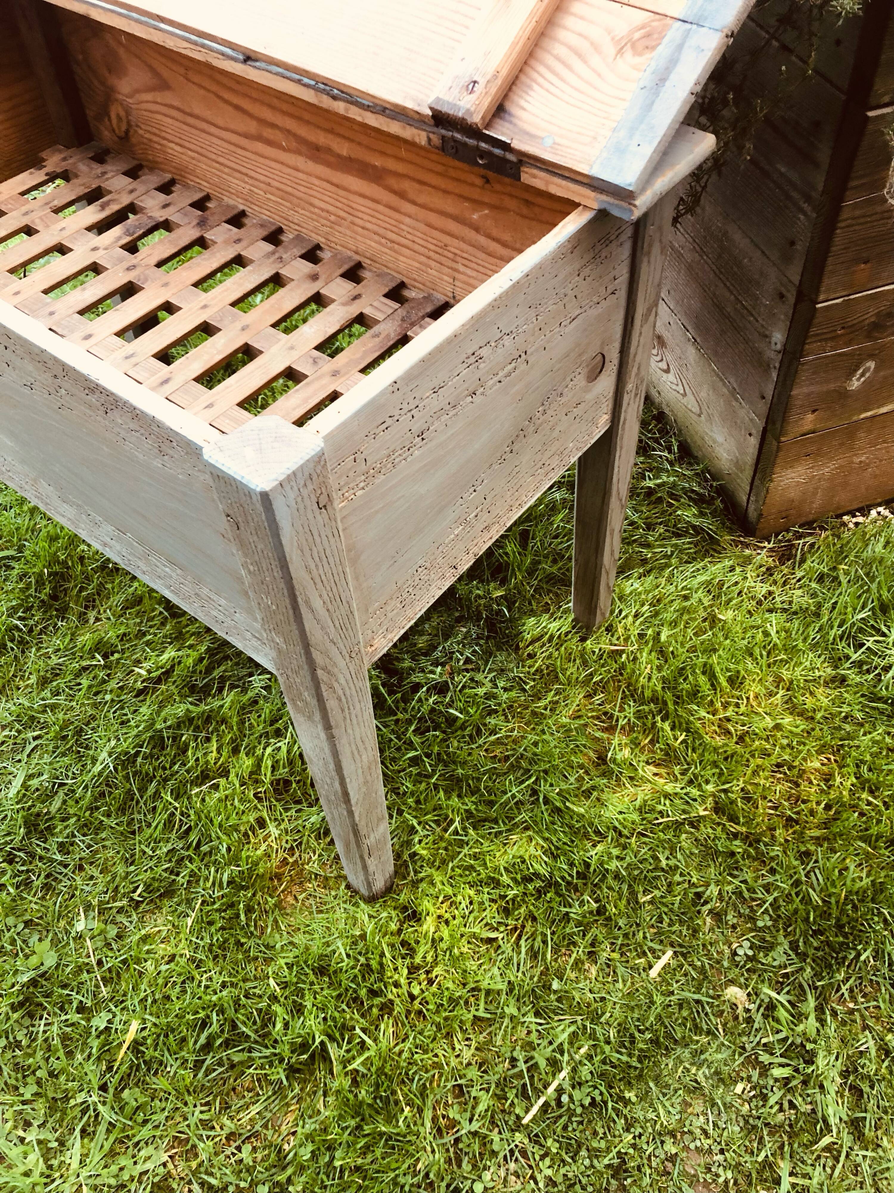 Wooden companion drainer with patina