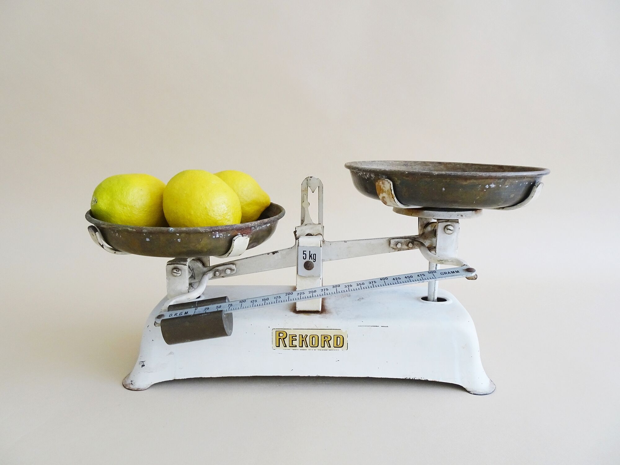 Antique kitchen scales from a record to five kilos, white beam scales with brass plates
