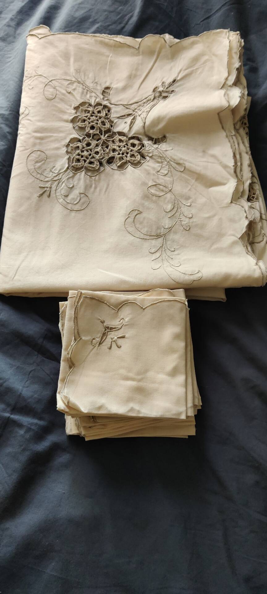 Nappe brodée et ses 12 serviettes